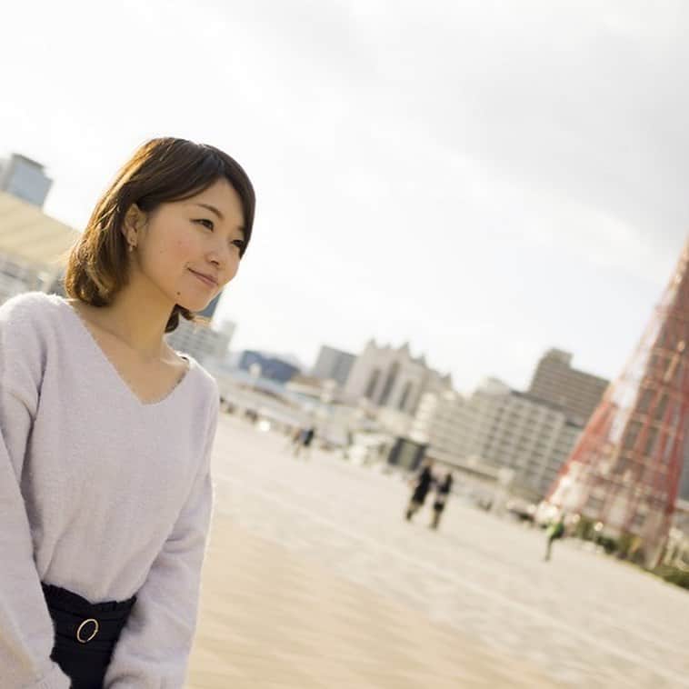 soarさんのインスタグラム写真 - (soarInstagram)「「発達の凸凹は、目に見えません。だから当事者も周りの方も、向き合うことが難しいことも多いはず。でも私は発達障害があることで、必然的に自分と向き合うことが増えました。自分や周りの方の凸凹を受け入れるということは、本当に大変なこと。でもそれによって、きっと成長出来ると思います。  人はみんな凸凹で、それが尊いことなのだと思います。  自分自身、それをひた隠しにして振る舞っていた頃より、『実はこれがすごく苦手です』『助けてください』と少しずつ素直に言えるようになったことで、心が軽くなり『本当の居場所』を作れた気がします。  これからも凸凹を開示することで、周りの人にも凸凹を開示しやすくなるきっかけになったらいいなと願っています。私自身も、発達障害だけでなく、周囲の人のいろんな特性をもっと受け入れられるような人になりたいと思います。  そして、発達障害であることで、人それぞれ得意なこと苦手なことがあると気づけました。それにって、周りの人に対して『許せること』の幅が広がったことが一番の財産だなと感じています。『普通はこうでしょ』と自分自身が誰かに言いたくなる場面もありますが、『普通』という基準は自分で勝手に作っているだけなのではないか、と立ち止まる大切さも知ることが出来ました。  自分に対しても、『苦手なこと』については、『普通できて当たり前』と責めるのではなく、『昨日の自分より出来るようになったか』と絶対評価をするようになりました。それが、今、自分らしく生きるために大切にしていることです。  私は趣味で、発達障害について表現した曲を作り、ピアノで弾き語りをしています。仕事に限らず、そんな小さな『自分だからできること』を見つけて、誰かの役に立つことが出来たらと思っています。それがゆくゆくは、自分らしく生きる道を広げてくれると信じています」 ・ ・ 「私が見たかったのは発達凸凹をどう活かすか、という前向きなもの。」そう話すのは20歳でADHD（不注意優勢型）と診断を受けたyu-kaさん。かつては自身の特性にとても悩んだそうですが、現在は大人の発達障害当事者へのインタビューをはじめ発達障害に関する発信や、サービスの提供を行い自分を活かして働いています💐 ・ ・ 「誰かの役に立ちたくて、『自分だからできること』を考えた。発達障害のある私が見つけた自分を活かす働き方」 https://soar-world.com/2018/01/24/yu-ka/ ・ ・ 「soar(ソアー)」は、人の持つ可能性が広がる瞬間を捉え、伝えていくメディアです🕊💐✨  https://soar-world.com/  ・ ・ #soar_world #発達障害 #障害 #障害者 #ADHD #ピアノ #過集中 #癇癪 #失敗 #アルバイト #バイト #接客 #知能検査 #就職活動 #就活 #特性 #うつ病 #仕事 #取材」4月28日 21時00分 - soar_world
