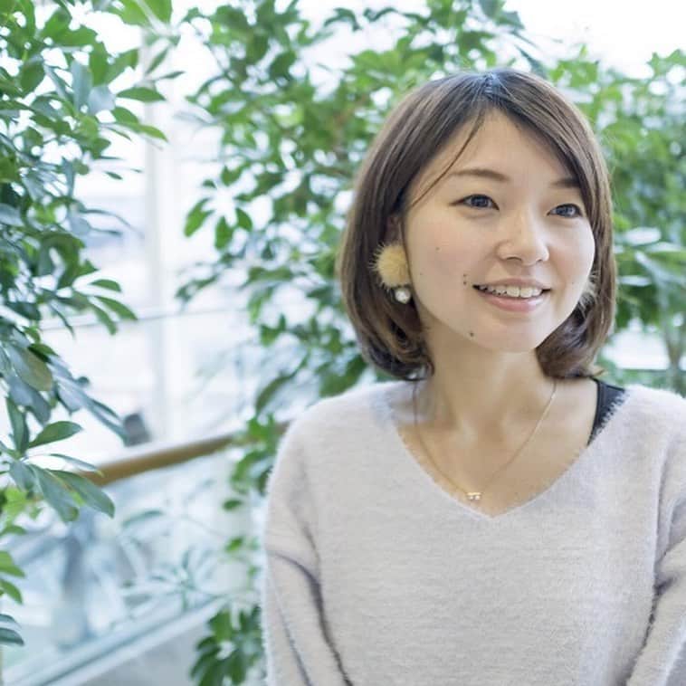 soarさんのインスタグラム写真 - (soarInstagram)「「発達の凸凹は、目に見えません。だから当事者も周りの方も、向き合うことが難しいことも多いはず。でも私は発達障害があることで、必然的に自分と向き合うことが増えました。自分や周りの方の凸凹を受け入れるということは、本当に大変なこと。でもそれによって、きっと成長出来ると思います。  人はみんな凸凹で、それが尊いことなのだと思います。  自分自身、それをひた隠しにして振る舞っていた頃より、『実はこれがすごく苦手です』『助けてください』と少しずつ素直に言えるようになったことで、心が軽くなり『本当の居場所』を作れた気がします。  これからも凸凹を開示することで、周りの人にも凸凹を開示しやすくなるきっかけになったらいいなと願っています。私自身も、発達障害だけでなく、周囲の人のいろんな特性をもっと受け入れられるような人になりたいと思います。  そして、発達障害であることで、人それぞれ得意なこと苦手なことがあると気づけました。それにって、周りの人に対して『許せること』の幅が広がったことが一番の財産だなと感じています。『普通はこうでしょ』と自分自身が誰かに言いたくなる場面もありますが、『普通』という基準は自分で勝手に作っているだけなのではないか、と立ち止まる大切さも知ることが出来ました。  自分に対しても、『苦手なこと』については、『普通できて当たり前』と責めるのではなく、『昨日の自分より出来るようになったか』と絶対評価をするようになりました。それが、今、自分らしく生きるために大切にしていることです。  私は趣味で、発達障害について表現した曲を作り、ピアノで弾き語りをしています。仕事に限らず、そんな小さな『自分だからできること』を見つけて、誰かの役に立つことが出来たらと思っています。それがゆくゆくは、自分らしく生きる道を広げてくれると信じています」 ・ ・ 「私が見たかったのは発達凸凹をどう活かすか、という前向きなもの。」そう話すのは20歳でADHD（不注意優勢型）と診断を受けたyu-kaさん。かつては自身の特性にとても悩んだそうですが、現在は大人の発達障害当事者へのインタビューをはじめ発達障害に関する発信や、サービスの提供を行い自分を活かして働いています💐 ・ ・ 「誰かの役に立ちたくて、『自分だからできること』を考えた。発達障害のある私が見つけた自分を活かす働き方」 https://soar-world.com/2018/01/24/yu-ka/ ・ ・ 「soar(ソアー)」は、人の持つ可能性が広がる瞬間を捉え、伝えていくメディアです🕊💐✨  https://soar-world.com/  ・ ・ #soar_world #発達障害 #障害 #障害者 #ADHD #ピアノ #過集中 #癇癪 #失敗 #アルバイト #バイト #接客 #知能検査 #就職活動 #就活 #特性 #うつ病 #仕事 #取材」4月28日 21時00分 - soar_world