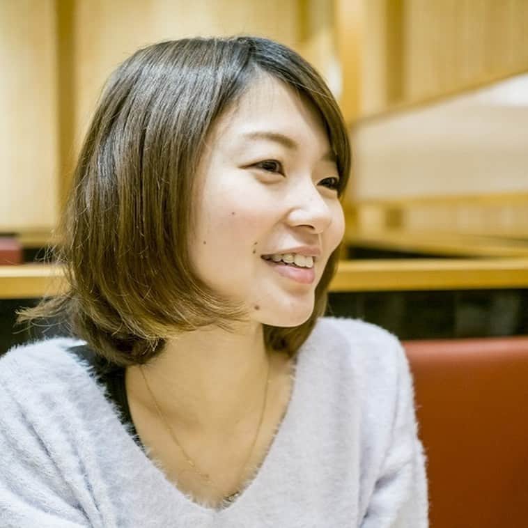 soarさんのインスタグラム写真 - (soarInstagram)「「発達の凸凹は、目に見えません。だから当事者も周りの方も、向き合うことが難しいことも多いはず。でも私は発達障害があることで、必然的に自分と向き合うことが増えました。自分や周りの方の凸凹を受け入れるということは、本当に大変なこと。でもそれによって、きっと成長出来ると思います。  人はみんな凸凹で、それが尊いことなのだと思います。  自分自身、それをひた隠しにして振る舞っていた頃より、『実はこれがすごく苦手です』『助けてください』と少しずつ素直に言えるようになったことで、心が軽くなり『本当の居場所』を作れた気がします。  これからも凸凹を開示することで、周りの人にも凸凹を開示しやすくなるきっかけになったらいいなと願っています。私自身も、発達障害だけでなく、周囲の人のいろんな特性をもっと受け入れられるような人になりたいと思います。  そして、発達障害であることで、人それぞれ得意なこと苦手なことがあると気づけました。それにって、周りの人に対して『許せること』の幅が広がったことが一番の財産だなと感じています。『普通はこうでしょ』と自分自身が誰かに言いたくなる場面もありますが、『普通』という基準は自分で勝手に作っているだけなのではないか、と立ち止まる大切さも知ることが出来ました。  自分に対しても、『苦手なこと』については、『普通できて当たり前』と責めるのではなく、『昨日の自分より出来るようになったか』と絶対評価をするようになりました。それが、今、自分らしく生きるために大切にしていることです。  私は趣味で、発達障害について表現した曲を作り、ピアノで弾き語りをしています。仕事に限らず、そんな小さな『自分だからできること』を見つけて、誰かの役に立つことが出来たらと思っています。それがゆくゆくは、自分らしく生きる道を広げてくれると信じています」 ・ ・ 「私が見たかったのは発達凸凹をどう活かすか、という前向きなもの。」そう話すのは20歳でADHD（不注意優勢型）と診断を受けたyu-kaさん。かつては自身の特性にとても悩んだそうですが、現在は大人の発達障害当事者へのインタビューをはじめ発達障害に関する発信や、サービスの提供を行い自分を活かして働いています💐 ・ ・ 「誰かの役に立ちたくて、『自分だからできること』を考えた。発達障害のある私が見つけた自分を活かす働き方」 https://soar-world.com/2018/01/24/yu-ka/ ・ ・ 「soar(ソアー)」は、人の持つ可能性が広がる瞬間を捉え、伝えていくメディアです🕊💐✨  https://soar-world.com/  ・ ・ #soar_world #発達障害 #障害 #障害者 #ADHD #ピアノ #過集中 #癇癪 #失敗 #アルバイト #バイト #接客 #知能検査 #就職活動 #就活 #特性 #うつ病 #仕事 #取材」4月28日 21時00分 - soar_world