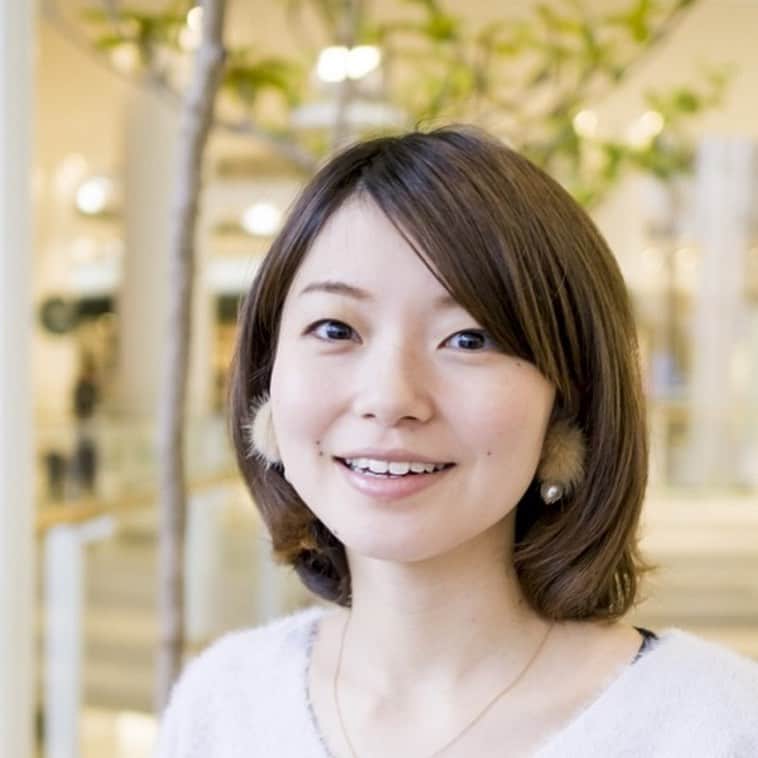 soarさんのインスタグラム写真 - (soarInstagram)「「発達の凸凹は、目に見えません。だから当事者も周りの方も、向き合うことが難しいことも多いはず。でも私は発達障害があることで、必然的に自分と向き合うことが増えました。自分や周りの方の凸凹を受け入れるということは、本当に大変なこと。でもそれによって、きっと成長出来ると思います。  人はみんな凸凹で、それが尊いことなのだと思います。  自分自身、それをひた隠しにして振る舞っていた頃より、『実はこれがすごく苦手です』『助けてください』と少しずつ素直に言えるようになったことで、心が軽くなり『本当の居場所』を作れた気がします。  これからも凸凹を開示することで、周りの人にも凸凹を開示しやすくなるきっかけになったらいいなと願っています。私自身も、発達障害だけでなく、周囲の人のいろんな特性をもっと受け入れられるような人になりたいと思います。  そして、発達障害であることで、人それぞれ得意なこと苦手なことがあると気づけました。それにって、周りの人に対して『許せること』の幅が広がったことが一番の財産だなと感じています。『普通はこうでしょ』と自分自身が誰かに言いたくなる場面もありますが、『普通』という基準は自分で勝手に作っているだけなのではないか、と立ち止まる大切さも知ることが出来ました。  自分に対しても、『苦手なこと』については、『普通できて当たり前』と責めるのではなく、『昨日の自分より出来るようになったか』と絶対評価をするようになりました。それが、今、自分らしく生きるために大切にしていることです。  私は趣味で、発達障害について表現した曲を作り、ピアノで弾き語りをしています。仕事に限らず、そんな小さな『自分だからできること』を見つけて、誰かの役に立つことが出来たらと思っています。それがゆくゆくは、自分らしく生きる道を広げてくれると信じています」 ・ ・ 「私が見たかったのは発達凸凹をどう活かすか、という前向きなもの。」そう話すのは20歳でADHD（不注意優勢型）と診断を受けたyu-kaさん。かつては自身の特性にとても悩んだそうですが、現在は大人の発達障害当事者へのインタビューをはじめ発達障害に関する発信や、サービスの提供を行い自分を活かして働いています💐 ・ ・ 「誰かの役に立ちたくて、『自分だからできること』を考えた。発達障害のある私が見つけた自分を活かす働き方」 https://soar-world.com/2018/01/24/yu-ka/ ・ ・ 「soar(ソアー)」は、人の持つ可能性が広がる瞬間を捉え、伝えていくメディアです🕊💐✨  https://soar-world.com/  ・ ・ #soar_world #発達障害 #障害 #障害者 #ADHD #ピアノ #過集中 #癇癪 #失敗 #アルバイト #バイト #接客 #知能検査 #就職活動 #就活 #特性 #うつ病 #仕事 #取材」4月28日 21時00分 - soar_world