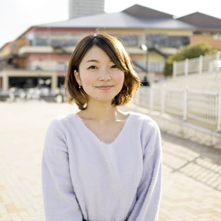 soarさんのインスタグラム写真 - (soarInstagram)「「発達の凸凹は、目に見えません。だから当事者も周りの方も、向き合うことが難しいことも多いはず。でも私は発達障害があることで、必然的に自分と向き合うことが増えました。自分や周りの方の凸凹を受け入れるということは、本当に大変なこと。でもそれによって、きっと成長出来ると思います。  人はみんな凸凹で、それが尊いことなのだと思います。  自分自身、それをひた隠しにして振る舞っていた頃より、『実はこれがすごく苦手です』『助けてください』と少しずつ素直に言えるようになったことで、心が軽くなり『本当の居場所』を作れた気がします。  これからも凸凹を開示することで、周りの人にも凸凹を開示しやすくなるきっかけになったらいいなと願っています。私自身も、発達障害だけでなく、周囲の人のいろんな特性をもっと受け入れられるような人になりたいと思います。  そして、発達障害であることで、人それぞれ得意なこと苦手なことがあると気づけました。それにって、周りの人に対して『許せること』の幅が広がったことが一番の財産だなと感じています。『普通はこうでしょ』と自分自身が誰かに言いたくなる場面もありますが、『普通』という基準は自分で勝手に作っているだけなのではないか、と立ち止まる大切さも知ることが出来ました。  自分に対しても、『苦手なこと』については、『普通できて当たり前』と責めるのではなく、『昨日の自分より出来るようになったか』と絶対評価をするようになりました。それが、今、自分らしく生きるために大切にしていることです。  私は趣味で、発達障害について表現した曲を作り、ピアノで弾き語りをしています。仕事に限らず、そんな小さな『自分だからできること』を見つけて、誰かの役に立つことが出来たらと思っています。それがゆくゆくは、自分らしく生きる道を広げてくれると信じています」 ・ ・ 「私が見たかったのは発達凸凹をどう活かすか、という前向きなもの。」そう話すのは20歳でADHD（不注意優勢型）と診断を受けたyu-kaさん。かつては自身の特性にとても悩んだそうですが、現在は大人の発達障害当事者へのインタビューをはじめ発達障害に関する発信や、サービスの提供を行い自分を活かして働いています💐 ・ ・ 「誰かの役に立ちたくて、『自分だからできること』を考えた。発達障害のある私が見つけた自分を活かす働き方」 https://soar-world.com/2018/01/24/yu-ka/ ・ ・ 「soar(ソアー)」は、人の持つ可能性が広がる瞬間を捉え、伝えていくメディアです🕊💐✨  https://soar-world.com/  ・ ・ #soar_world #発達障害 #障害 #障害者 #ADHD #ピアノ #過集中 #癇癪 #失敗 #アルバイト #バイト #接客 #知能検査 #就職活動 #就活 #特性 #うつ病 #仕事 #取材」4月28日 21時00分 - soar_world