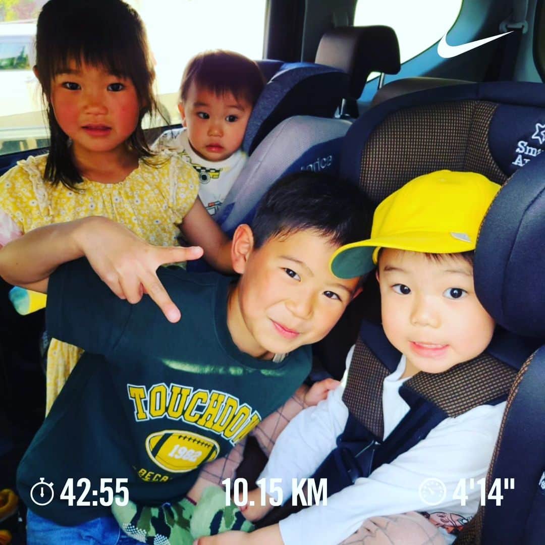 三田尚央のインスタグラム：「夜ラン‼️‼️(10kmコンディションあがラン(T-T))  最初の１km目がキツかったけど、だんだんなれてきて最後は気持ち良くランできたけど、やっぱりやる気+コンディションがあがりません。 とりあえず月間目標目指して頑張ります❗  31歳目標達成目指して頑張ります☀️ 積み重ね大事❗ 継続あるのみ(^^) 健康一番‼️‼️  自慢の子供達🎵 ホントに可愛い😁✨✨  日々成長❕ 日々挑戦❕ 日々感謝❕  #ランニング #目指せフルマラソン #日々成長 #日々挑戦 #日々感謝 #息子 #娘 #家族 #31歳 #instagram  #目標 #筋トレ #ダイエット #ストレッチ #トレーニング #メンタル #NIKE #ラン #夜ラン #フルマラソン #ハーフマラソン #頑張ります #笑顔 #ビール #サッカー #10kmラン #気持ち良し #春 #4月」
