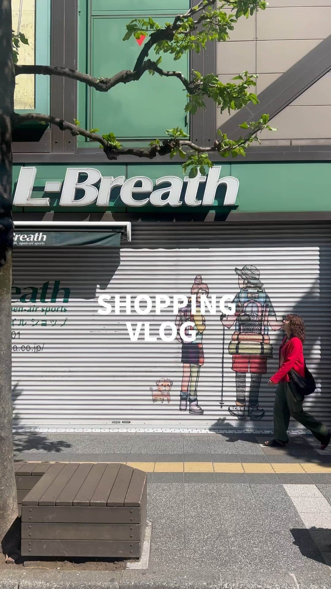 Y U R I Eのインスタグラム：「@lbreath_kichijoji  shopping mini vlog📼  地下1階から6階までアウトドアグッズがずらっと並んでいて、気づけばガチ買い物モード！👛  これだけラインナップがあると、そりゃあこうなる。笑  あと、店頭POPには親切な情報が盛りだくさん❣️お店に行ったらそこも注目してほしいところ☺️（スタッフさんの手書きで、アウトドアが好きなのが伝わってくる）  わたしのアフレコも少しずつ慣れてきた感あるので、 そこにも注目してご覧ください😇  #キャンプ #キャンプギア#キャンプ用品 #BBQ #アウトドア #エルブレス #エルブレス吉祥寺店 #lbreath #lb_outdoor @l.breath_official  @wholeearth @columbia_jp @rogeregger_official」