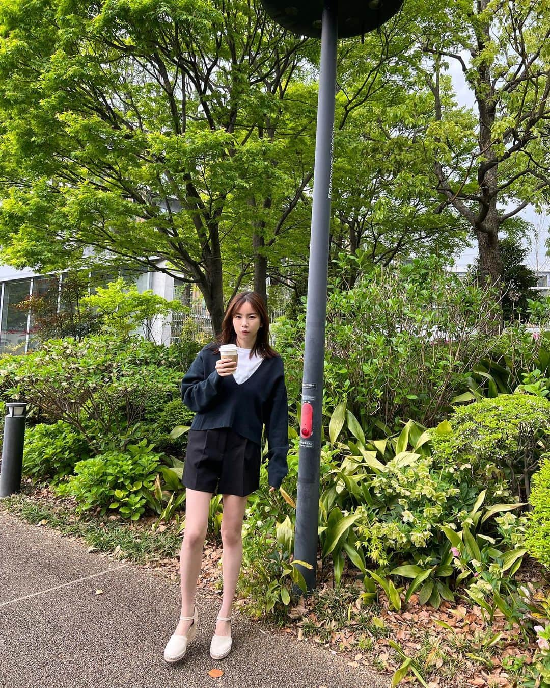 野村麻純のインスタグラム：「⁡ ⁡ ☕️🌳🍃🚶‍♀️🪨 ⁡ ⁡ 凸凹の段差で転ばないようにと気をつけた結果 ドシンドシン音が聞こえそうな力強い降り方してます😂」