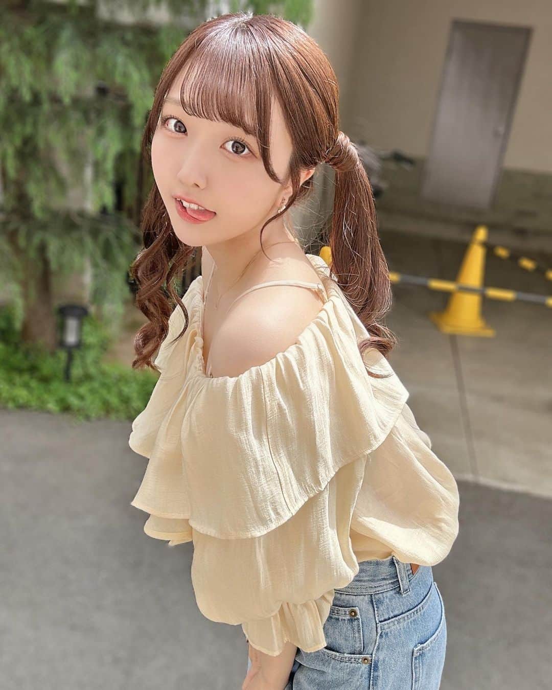 朝比奈さくらのインスタグラム：「ツインテール好きー？  コレットといえばツインテールなイメージ🤔💭💞だから久しぶりにツインテールしたよ〜これでCoCo壱いったら変な目で見られた泣いちゃう！5辛たべたよ〜🍛  寒くなったりあったかくなったりして 季節感バグってる、、、 この日も寒かったし今日も寒かったけど薄着ででて後悔したよ…  暖かくして寝てね  #まねきケチャ #朝比奈さくら #chico #春コーデ #ツインテール #アイドル #偶像 #自拍 #Japaneseidol」