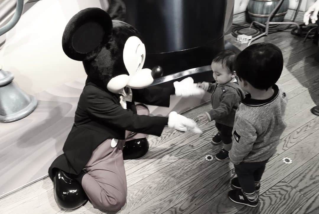 田中麻衣さんのインスタグラム写真 - (田中麻衣Instagram)「ミートミッキー🖤 ふたりでウキウキしているのがかわいくて。 ミッキーマウスと会えたときは、毎回本当嬉しそう。  さりげなく兄が弟を誘導してあげてて、見守っているかんじが、母としては嬉しかった🥰」4月24日 20時24分 - maitanaka1217
