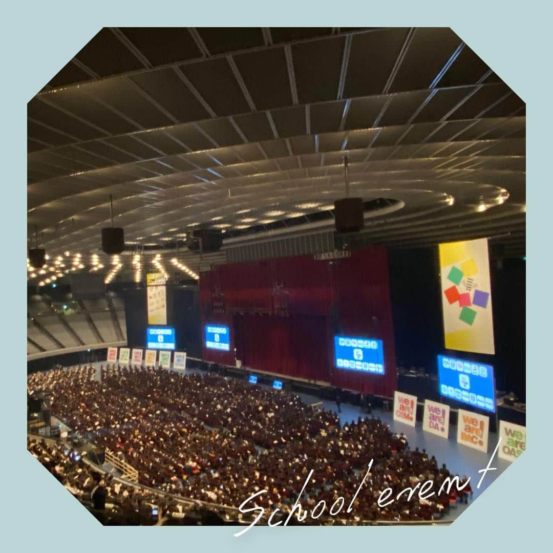 滋慶おもてなし&ブライダル・観光専門学校のインスタグラム：「【入学式】 4月20日はグループ校合同の入学式でした🎉 大阪城ホールという大きな会場で素晴らしい入学式となりました✨ 先輩も堂々とした輝かしいプレゼンテーションを披露してくれました👏 J5の先輩たちも撮影隊として協力してくれました📷✨  新入生の皆さん、これからの学生生活楽しくがんばりましょう☺️  o。○.o○。o○.o○。o.○o。○ 学校の詳しい情報はHPを✍ 業界コラムなどの スペシャルコンテンツも 盛りだくさん！ プロフィールのURLから👀 o。○.o○。o○.o○。o.○o。○  #大阪ホテル観光アンドウェディング専門学校  #大阪ウェディングアンドホテルir専門学校  #ブライダル #ウェディング #観光 #エアライン #ir #専門学校」