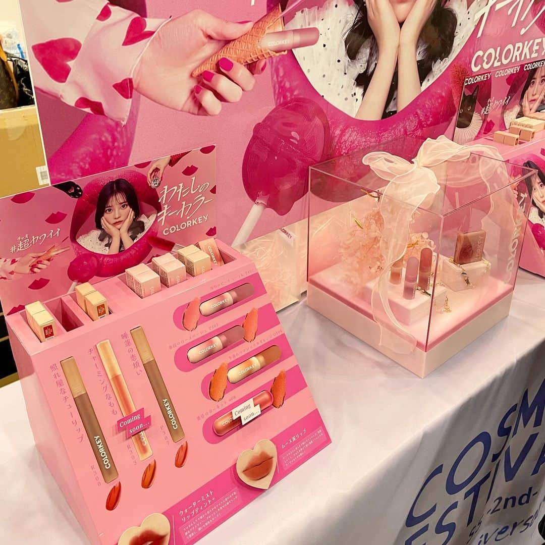 ayakonbubuさんのインスタグラム写真 - (ayakonbubuInstagram)「楽しみにしていたイベントに行ってきたよ️️‼️  ロフトコスメフェスティバル2023SS-2nd今年で10年目✨ 全国のロフトとネットストアで開催されてるって‼️  @wonjungyo_official_jp    #ウォンジョンヨ アイライナーの線の細さやコシの硬さがすごい好みだった。キラキラのライナーも可愛かったなぁ✨  #マッドピーチ  @madpeach_official_jp   ファンデーションは、サラッと伸びてすぐ馴染んでくし、肌の艶感も好み！ケースがすごい可愛い‼️  #colorkey のリップは　 マットな感じが好みのものや、最初グロスのつるんとしたかんじなのにマットに変わるものもあり面白かった️。 匂いがナッツ？みたいな甘い香りですごい好き‼️  @colorkey_jp_official  色も好み️！  鈴木愛理さんのトークショーで聞いたプロデュースされている　 @idimple.official#idimple イエベ　ブルベ関係なく使えるリップと聞いて　すごく欲しくなったー️️。  #エテュセ　の眉マスカラは絶妙な色使いが良くて、新しくでたのは　 前のに艶感がプラスされたんだって️‼️ @ettusaisjp    #vimbeauty のキープコンフィデンスミストは　メイクをピタッと密着キープするんだって‼️  またいろいろ試して投稿するね🙌  #ロフト展示会 #ロフトのコスフェス #PR#LOFT#コスメ#cosmetic#cosme#アラフォー#アラフォー美容」4月24日 20時29分 - ayakonbubu