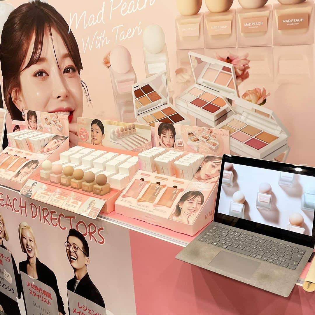 ayakonbubuさんのインスタグラム写真 - (ayakonbubuInstagram)「楽しみにしていたイベントに行ってきたよ️️‼️  ロフトコスメフェスティバル2023SS-2nd今年で10年目✨ 全国のロフトとネットストアで開催されてるって‼️  @wonjungyo_official_jp    #ウォンジョンヨ アイライナーの線の細さやコシの硬さがすごい好みだった。キラキラのライナーも可愛かったなぁ✨  #マッドピーチ  @madpeach_official_jp   ファンデーションは、サラッと伸びてすぐ馴染んでくし、肌の艶感も好み！ケースがすごい可愛い‼️  #colorkey のリップは　 マットな感じが好みのものや、最初グロスのつるんとしたかんじなのにマットに変わるものもあり面白かった️。 匂いがナッツ？みたいな甘い香りですごい好き‼️  @colorkey_jp_official  色も好み️！  鈴木愛理さんのトークショーで聞いたプロデュースされている　 @idimple.official#idimple イエベ　ブルベ関係なく使えるリップと聞いて　すごく欲しくなったー️️。  #エテュセ　の眉マスカラは絶妙な色使いが良くて、新しくでたのは　 前のに艶感がプラスされたんだって️‼️ @ettusaisjp    #vimbeauty のキープコンフィデンスミストは　メイクをピタッと密着キープするんだって‼️  またいろいろ試して投稿するね🙌  #ロフト展示会 #ロフトのコスフェス #PR#LOFT#コスメ#cosmetic#cosme#アラフォー#アラフォー美容」4月24日 20時29分 - ayakonbubu