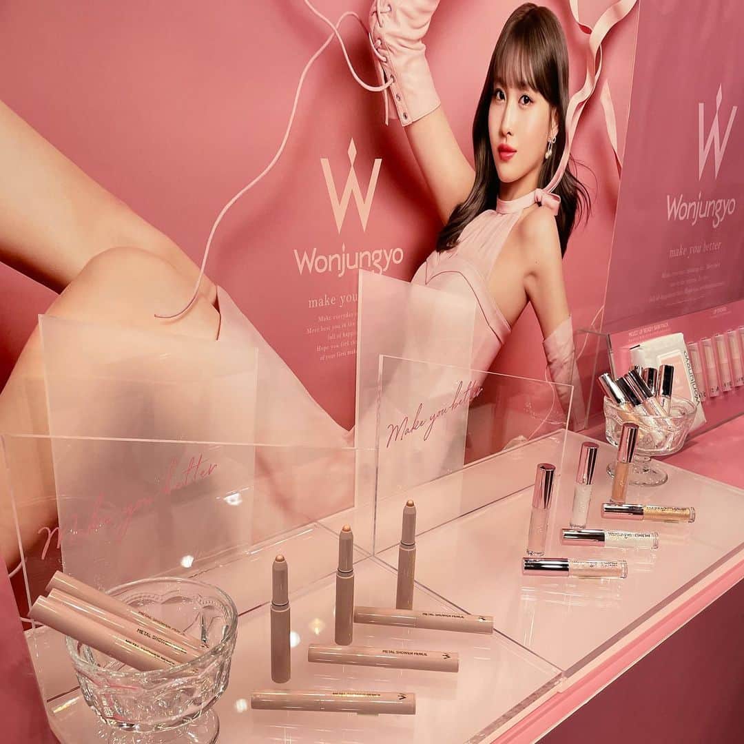 ayakonbubuさんのインスタグラム写真 - (ayakonbubuInstagram)「楽しみにしていたイベントに行ってきたよ️️‼️  ロフトコスメフェスティバル2023SS-2nd今年で10年目✨ 全国のロフトとネットストアで開催されてるって‼️  @wonjungyo_official_jp    #ウォンジョンヨ アイライナーの線の細さやコシの硬さがすごい好みだった。キラキラのライナーも可愛かったなぁ✨  #マッドピーチ  @madpeach_official_jp   ファンデーションは、サラッと伸びてすぐ馴染んでくし、肌の艶感も好み！ケースがすごい可愛い‼️  #colorkey のリップは　 マットな感じが好みのものや、最初グロスのつるんとしたかんじなのにマットに変わるものもあり面白かった️。 匂いがナッツ？みたいな甘い香りですごい好き‼️  @colorkey_jp_official  色も好み️！  鈴木愛理さんのトークショーで聞いたプロデュースされている　 @idimple.official#idimple イエベ　ブルベ関係なく使えるリップと聞いて　すごく欲しくなったー️️。  #エテュセ　の眉マスカラは絶妙な色使いが良くて、新しくでたのは　 前のに艶感がプラスされたんだって️‼️ @ettusaisjp    #vimbeauty のキープコンフィデンスミストは　メイクをピタッと密着キープするんだって‼️  またいろいろ試して投稿するね🙌  #ロフト展示会 #ロフトのコスフェス #PR#LOFT#コスメ#cosmetic#cosme#アラフォー#アラフォー美容」4月24日 20時29分 - ayakonbubu