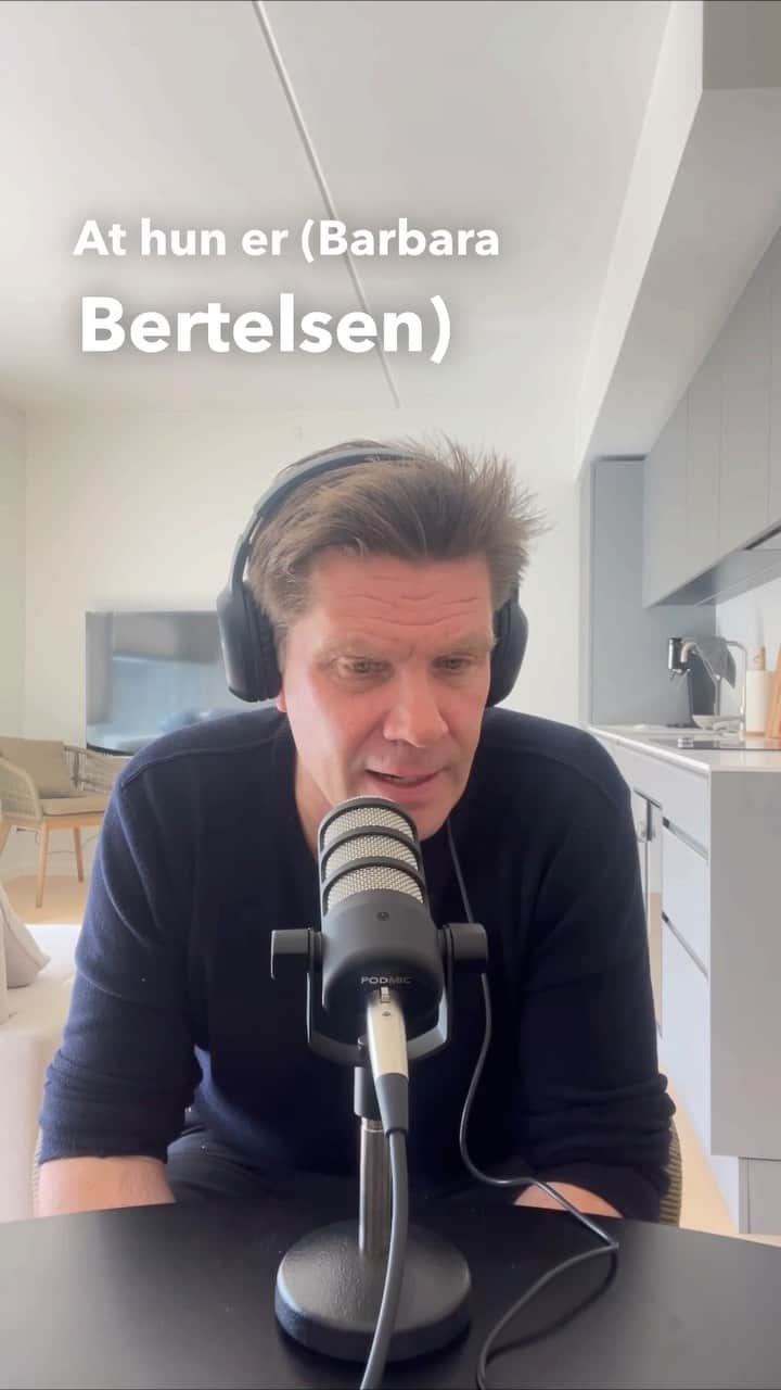 エミル・ベルグレーンのインスタグラム：「Link i bio⬆️ Bogklubben stikker snuden i FE-sagen. Lyt med til vores seneste episode med Politikken-journalist Hans Davidsen-Nielsen. Frode & jeg interviewer Hans med udgangspunkt i Hans’ bog “Spion blandt venner”. Ugens gæst har en særlig stor viden om efterretningstjenesterne i Danmark.  #spionchefen #spionblandtvenner」