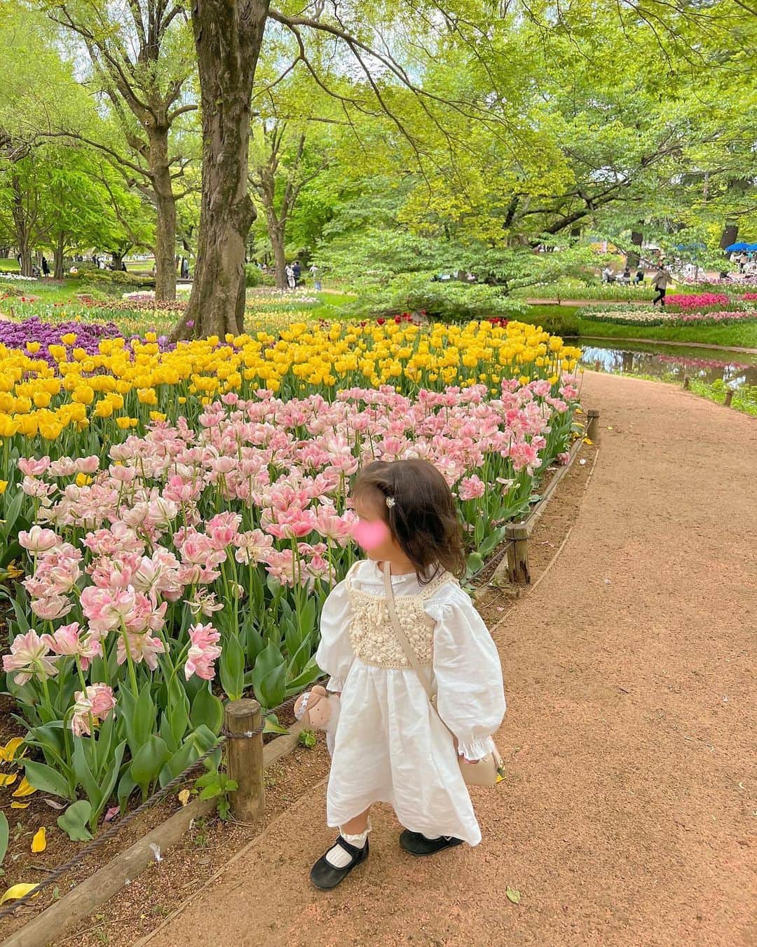 林弓束さんのインスタグラム写真 - (林弓束Instagram)「. 立川の昭和記念公園 良い良いとは聞いてたけど 良すぎた❤️ お目当ての 一番好きなチューリップも ギリギリ見れた🌷 やっぱり可愛いチューリップ😍 他にも菜の花やネモフィラ、ツツジも満開で綺麗だったな❣️ 春はやっぱりお花も緑も綺麗でいいね💕 ボートに乗ったり、ソフトクリーム食べたり満喫しました😄 . . . . #昭和記念公園 #お花畑 #チューリップ #チューリップ畑  #女の子ママ  #2020年5月生まれ  #2歳 #二歳  #2歳女の子 #子供服 #こどもふく #こども服 #おでかけスポット  #子連れ東京 #子連れお出かけ #子連れ東京さんぽ #こどもとおでかけ #まはりふく  #東京ママ　#親子コーデ」4月24日 20時30分 - hayashiyuzuka