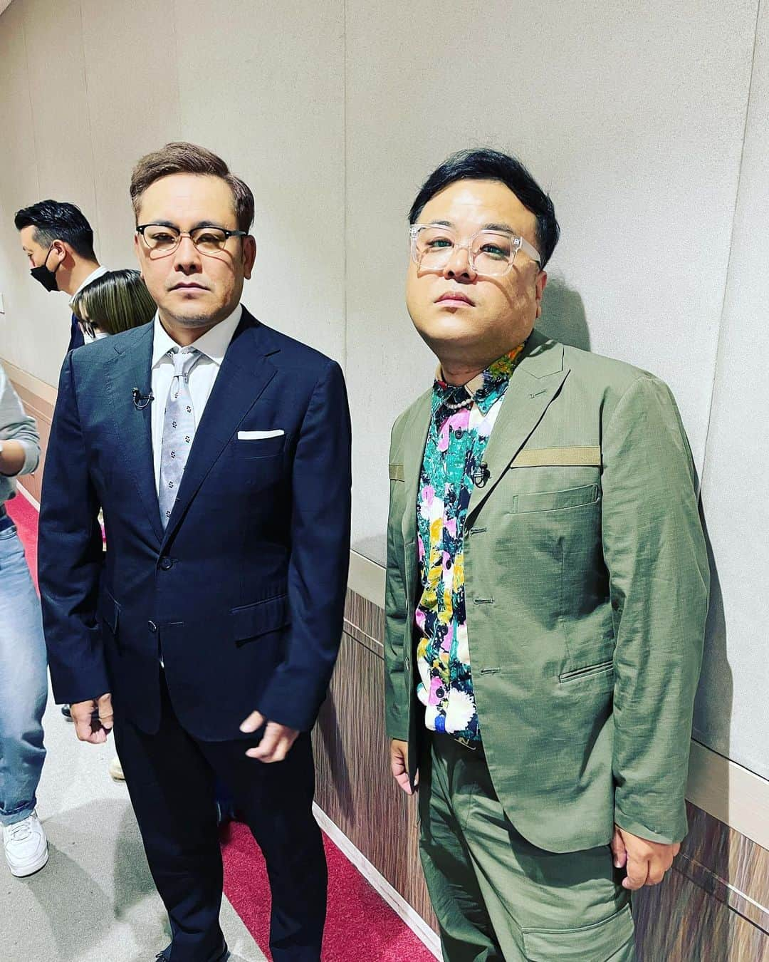 久保田和靖さんのインスタグラム写真 - (久保田和靖Instagram)「兄貴とお笑いやってきたよ。 毎回、kpopの練習生くらい 汗かきながらエレクトして。  家帰って酒飲んで死んだように寝て、こんな43歳もわるくねえよな。  純度100脳みそぶっ飛びバラエティー。 番組？もうわかるよね？ 久保田ショー乞うご期待。  多分カットされるワード #おまえの親泥棒か？ #カメラの赤ランプは戦争のはじまりか #タロットカードなら死神 #レーザー銃で頭ぶち抜いてくれんですか #ちんちんで顔殴ってやるよ 死んでいった言霊よありがとう次は生かしてやるからな。」4月24日 20時30分 - kubotakazunobu