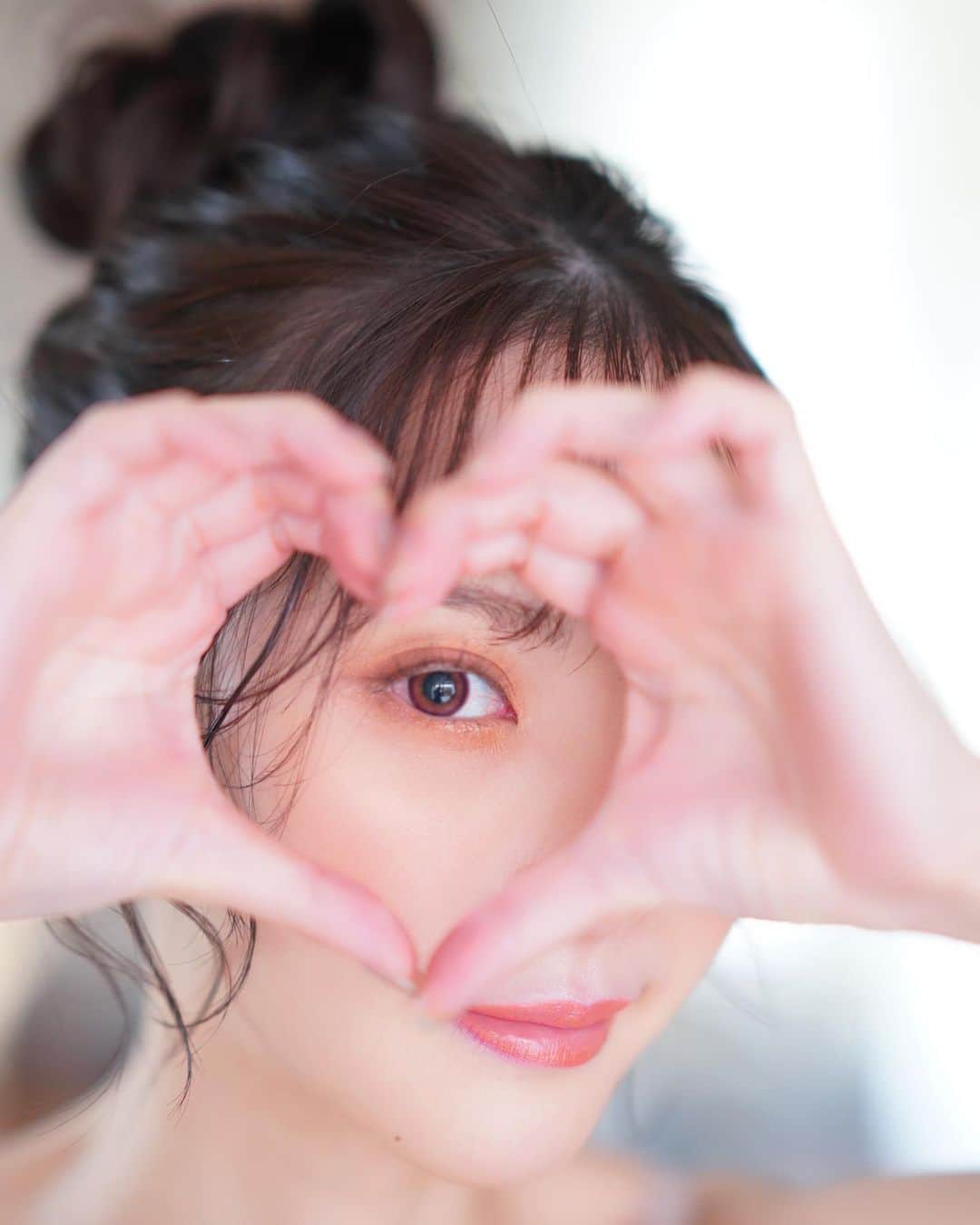 桃乃木かなさんのインスタグラム写真 - (桃乃木かなInstagram)「下着ブランド『chiffon(シフォン)』の 新作の撮影をしてきました❤︎  何度か下着モデルをさせていただいているのですが 今回も日常に溶け込むシンプルだけど可愛いデザインが 盛り沢山でした！  通販サイトホテラバさんから購入出来ます！ 今回着用した新作は順次発売ですので是非チェックしてね💓  ちなみに ホテラバさんが衣装ごとにカラコンも用意して下さったのですが お気に入りは miium のカーヴィピンク👀🫶  @hotel_lovers.official   #撮影 #下着モデル #chiffon」4月24日 20時31分 - kana_momonogi