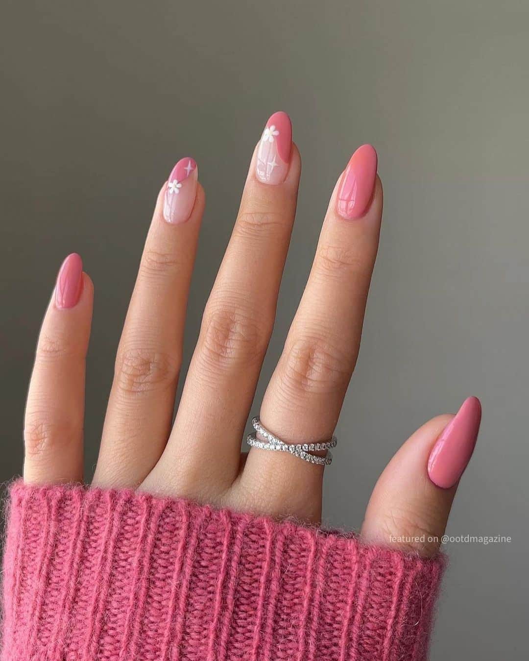 OOTD Magazineさんのインスタグラム写真 - (OOTD MagazineInstagram)「Pink nails inspo ✨ Shop our photo and video Lightroom presets via link in bio」4月24日 20時31分 - ootdmagazine