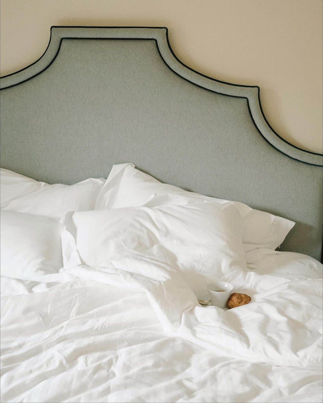 Carin Olssonさんのインスタグラム写真 - (Carin OlssonInstagram)「Mornings at @hotelsavoyflorence 🤍」4月24日 20時32分 - parisinfourmonths