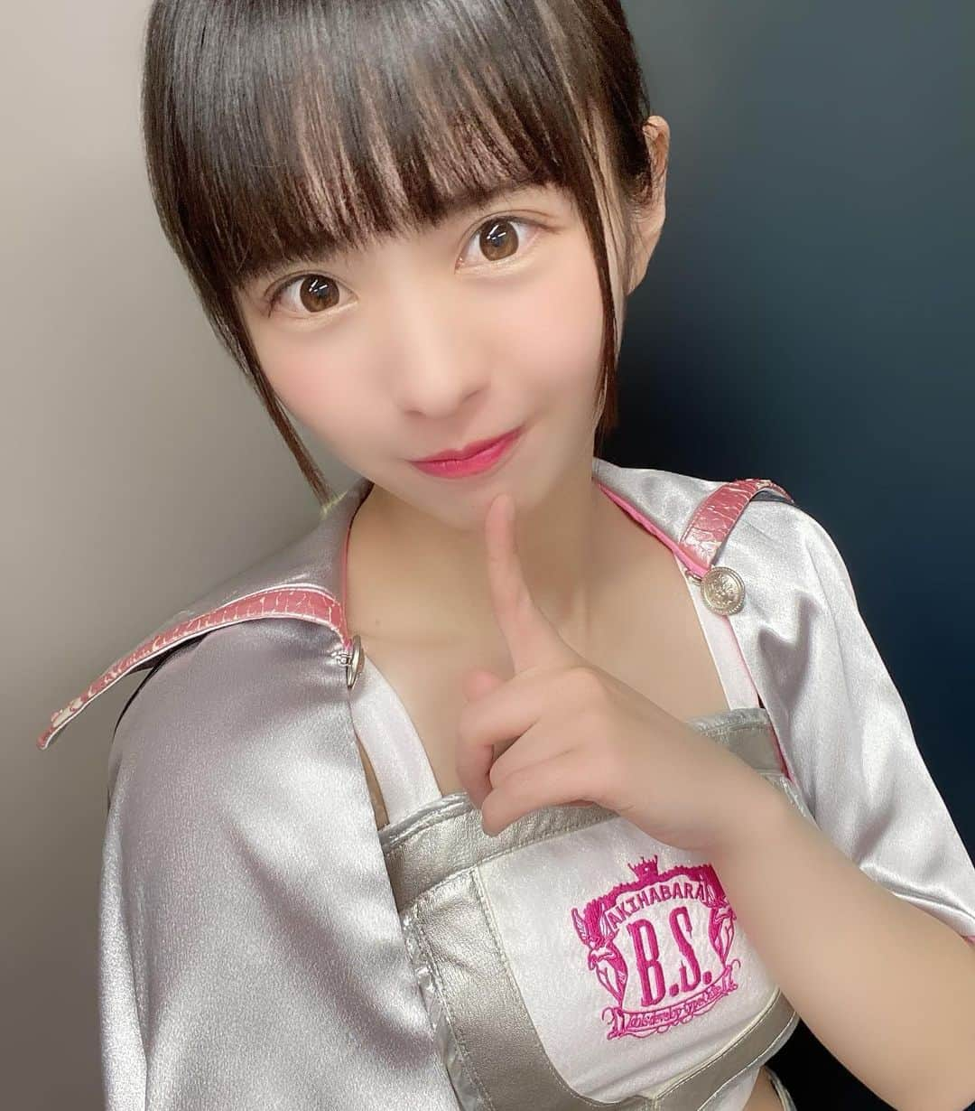 朝倉ゆりさんのインスタグラム写真 - (朝倉ゆりInstagram)「2022.04.07. 卒業7番勝負バクステライブ⭐️5番目 ． 「美少女黙示録」衣装でバクステライブをしました♪ 🎵 1.Good luck！ mc 2.今夜も… 3.恋のYes!No?キミ想う 4.ライバルをLOCK ON! MC 5.美少女黙示録 ． 美少女黙示録 歌いおさめ🎤 衣装も着おさめ👗 . 美少女黙示録の衣装は本当はこちらのメインメンバーの衣装ではなくなれなかった方の衣装にすごく思い入れがあって、 初めての挫折 っていうのが正しいのかわかりませんが、いわゆる"選抜入り"というのができなくて凄く凹んだ時期でしたし 自分には何が足りなかったのか、今後どうしていったらいいのか、ひたすらに考えて行動してって日々でした！ そんな中でもたくさんいろんな地域のイベントに参加させていただく機会が多くて、その地域のすべての方を私のファンにするぞ！くらいに思ってましたね！笑笑 ここでは語り切れないんですけど、この楽曲を聴くとやっぱりその当時のこと(ライブで初披露の時衣装も初披露でその時のファンの方のちょっと悲しそうな顔とか)思い出して、頑張ろうって思えていたので本当にこの時期があったから今の私が居るなっていうのは間違いないです！ 当時応援してくださってた方へも本当に感謝の気持ちしかないです☺️今でもみんなの顔鮮明に覚えてます☺️ ． ステージに出演してくれた有村智美ちゃん、瀬戸山さくらちゃん、美里朱音ちゃん、東城陽葵ちゃんありがとう🙇‍♀️❤️ ． #ふりかえりんこ #バクステ外神田一丁目 #エラバレシ #ゆりんこ卒業 #アイドル」4月24日 20時32分 - eb_loverinko