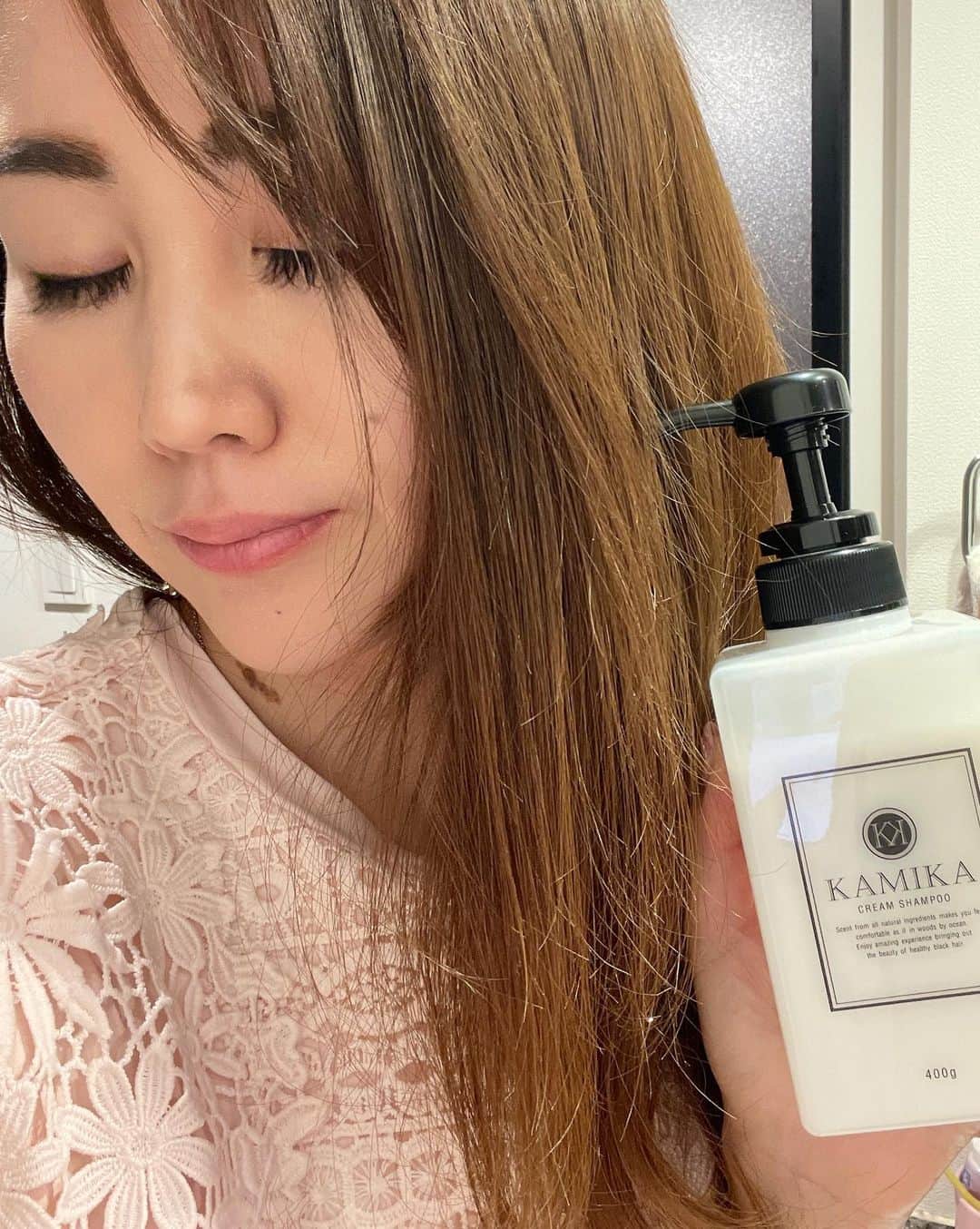 Miku Hirata 平田未来さんのインスタグラム写真 - (Miku Hirata 平田未来Instagram)「濃密クリームで洗う新感覚のシャンプー、🌼KAMIKAクリームシャンプー💆‍♀️✨のアンバサダーになりました🫶  注目成分である、 ヘマチンやメリタンなど美容液のような贅沢成分が配合されています✨  忙しい女性に嬉しい1本5役のオールインワンで嬉しいです！  テクスチャーが シャンプーなのに、白くて 泡立ちません！  しばらくして洗い流して いつものケア✨  #マリンノートの香り が素敵🌼  @kamika_shampoo  #プロモーション #KAMIKA #泡立たないシャンプー #クリームで洗うシャンプー #クリームで洗う新習慣 #新感覚シャンプー  #アンバサダー」4月24日 20時34分 - miku.hirata