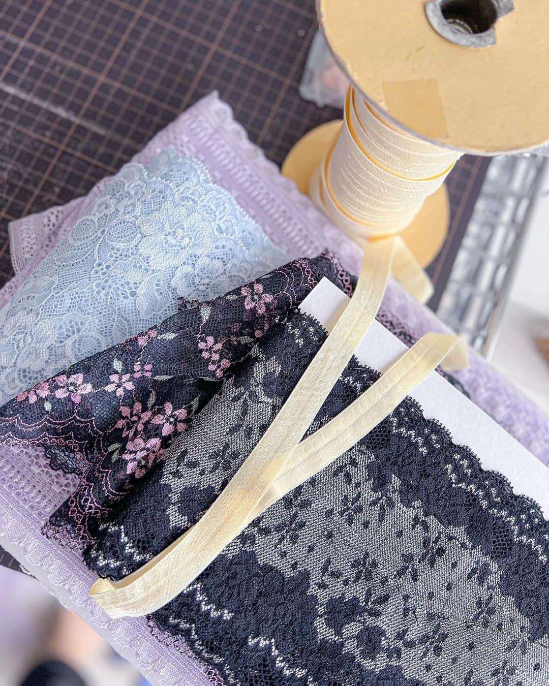 senanoLINGERIEのインスタグラム：「. あしたサンプルお披露目します🦋 mystery bagの魅力伝れ〜  オーダーはひとつ前の投稿見てね！」