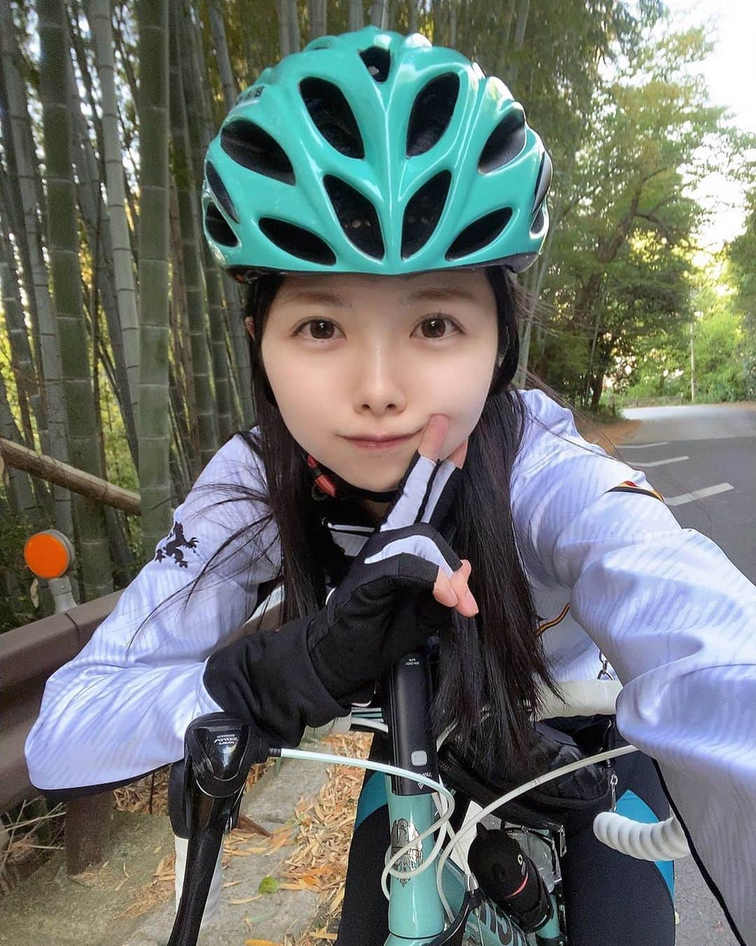 荒野姫楓さんのインスタグラム写真 - (荒野姫楓Instagram)「今日も今日とて🚴‍♂️  ジムトレしてから山に遊びにいきました🫶🏻 歌って踊りまくるアイドルとしても持久力とか身体の使い方、 心肺機能などなど大事だから一石四鳥くらいありそう🫶🏻  SKE48のダンスの運動量って思ってるより凄いんです！  特に私の所属するチームSの公演！！！  アイドル全く分からない〜って方にも いつか公演やライブ、コンサートに 足を運んでもらえますように頑張ります🔥  . #名古屋 #名古屋アイドル #aichi #nagoya #ロードバイク #ロードバイク女子 #ロードバイク初心者 #ロードバイクのある風景 #ゆるポタ #ポタリング #cycling #bianchi #ビアンキ #ビアンキ女子 #roadbike #roadbikegirl #cyclingstyle #cyclingwoman #asiangirlcyclists #asiangirls #Japan #公路車 #자전거 #로드자전거 #カペルミュール #kapelmuur」4月24日 20時35分 - _arnhmk_