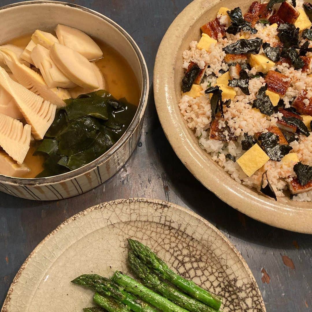 井上荒野さんのインスタグラム写真 - (井上荒野Instagram)「若竹煮とちらし寿司とアスパラグリル。ちらし寿司は野崎洋光さんレシピで、市販の鰻蒲焼を使ってお手軽に…って書いてあったけど個人的にはそれほどお手軽じゃなかったわ😅おいしかったけど。」4月24日 20時39分 - arereno
