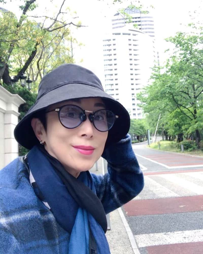 小川知子のインスタグラム：「なに？この寒さ。 コートを慌てて出した。  いつもの針治療で体もぽかぽか。足取りも軽くなって 結構歩いた👣👣👣  風邪ひかないように 皆さんもお気をつけを〜。  #赤坂 #針治療 #いきなり寒い #小川知子」