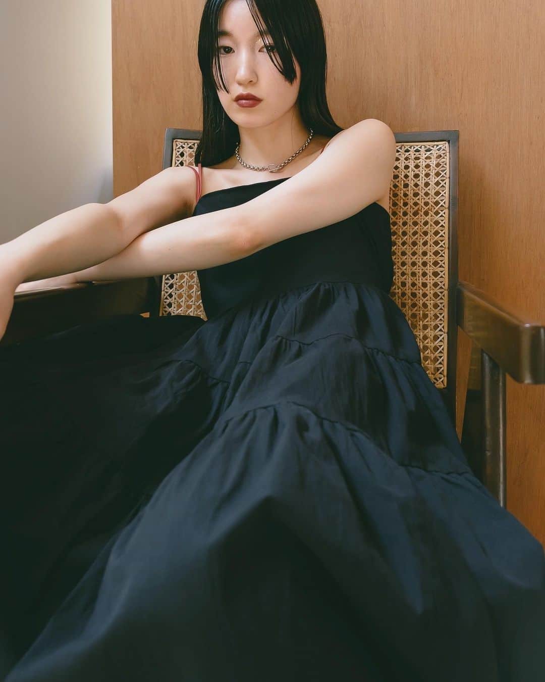 野村仁美のインスタグラム：「@ellacantaria 23SS🫶 今回も生産のお手伝いと、LOOKを撮らせていただきました！📷  トワルの時点からめちゃくちゃ可愛くてテンション上がっていたけど製品になりより素敵に仕上がりました✨  デザイン、素材、シルエット、 アジャスターで長さも変えられたり、2wayで前後ろどちらでも着れたり…まいちゃんのこだわりが詰まった夏にぴったりの2型。  ４/26-4/30までが受注開始です。 明日17:00ころからInstaliveでご紹介するみたいです。 ぜひご覧ください🙏  chisakiちゃん、Maiちゃん2人とも似合いすぎていた…。  #ellacantaria#fashionphotography」