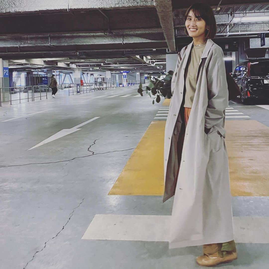 坪田あさみのインスタグラム：「好きな色のグラデーションコーデ🤎 黒白モノトーンも大好きだけど、 オレンジ、ベージュ、ブラウンの グラデーションもたまらなく好き🫶🏼 実はリップも @kate.tokyo.official_jp の リップモンスター、パンプキンブラウン🎃（自己満）  ピンクならベージュやカーキ、 グリーンならネイビー、シルバーとかも ずっと好きな組み合わせ。  黒白以外は色を際立たせず、 馴染ませるようにしています。  #大人カジュアル #大人カジュアルスタイル #大人カジュアルファッション #大人カジュアルコーデ #きれいめコーデ #大人カジュアルコーディネート #大人カジュアル服　#こなれ感 #こなれカジュアル #こなれ #こなれコーデ　#40代 #40代ファッション #40代コーデ　#50代 #50代ファッション #50代コーデ #カラーコーディネート」