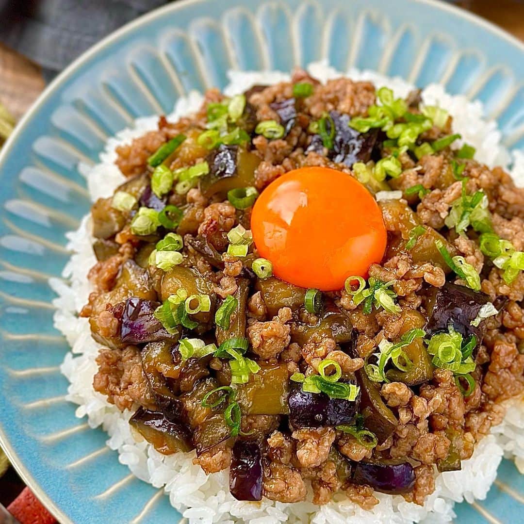 のインスタグラム：「今日はめちゃくちゃ簡単で大満足のやみつき丼レシピをご紹介します🤗✨ トロトロの茄子とジューシーなひき肉にスタミナダレがよく絡んでめちゃうまです😋💕 めっちゃ簡単なのにがっつりご飯が進みまくる嬉しいやつです🙌🏻 お子さまから大人までみんな大喜び間違いなしの丼レシピなのでぜひ作ってみてください😌🙏 それでは作り方をご紹介します✨         トロトロ茄子とひき肉のスタミナ丼  【材料】２人分 ◎ご飯・・・２人分 ◎茄子(中)・・・２本 ◎豚ひき肉(合挽きでも)・・・２００g (調味料) ◎しょうゆ・・・大さじ１．５ ◎みりん・・・大さじ１．５ ◎砂糖・・・大さじ１．５ ◎オイスターソース・・・大さじ１ ◎片栗粉・・・小さじ１ ◎にんにく（チューブ）・・・３ｃｍ ◎しょうが（チューブ）・・・３ｃｍ （お好みで） ◎卵黄・・・２個 ◎きざみネギ・・・適宜         【作り方】 １．（スタミナダレ）を混ぜ合わせておきます。   ２．茄子を１ｃｍ幅のサイコロ状に切ります。  ３．大さじ２程度の油をひいたフライパンに茄を並べ、中火〜強火で炒めていきます。   ４．茄子に火が通ったらひき肉を加えてさらに炒めます。   ５．茄子がトロッとしてきたら(調味料)を加えてよく絡めながら煮詰めていきます。   ６．アツアツご飯に乗せ、お好みで卵黄、刻みネギをトッピングして完成です。    トロッと茄子とジューシーなひき肉に、甘辛いスタミナダレが絡んでめちゃウマです😋💕 とにかく簡単にできるので忙しい日やお休みご飯にオススメです😎👍🏻 ぜひお試しくださいね🙌🏻    　 より詳しいレシピはお手数ですがブログを見てください🤗✨ プロフィール欄のURL(@shinya6727 )、もしくはストーリーズのスワイプから飛べます😌✨  【お知らせ】 私の２冊目のレシピ本、「しにゃのやみつき！つまみ飯」重版されております🙌🏻 いつも応援してくださる皆さまのおかげです😂🙏 なるべくシンプルな食材や調味料、どこにでもある調理器具を使って作れるやみつきレシピをまとめた１冊になっております📚 お料理が好きな方も苦手な方も楽しんでいただける内容になっています😊  いつも通りの鶏むね肉やもやし、厚揚げといった、リーズナブルでヘルシーな食材を使った大満足レシピを多数掲載してます🙌🏻 とにかく幅広い方のお役に立てるレシピ本となっていますので、多くの方に手に取っていただけたら嬉しく思います😌🙏 お買い求めはAmazon、楽天などのネット通販か、全国の書店で📚 どうぞよろしくお願いします😊 ・ ・ ・ #レシピ #recipe #簡単レシピ #料理 #おうちごはん #おうち飲み #茄子 #なす #丼 #ご飯 #おつまみ #おかず #おうち飲み」