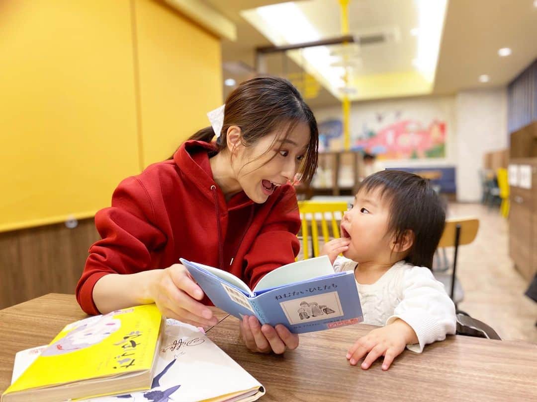 ベルのインスタグラム：「. 名古屋旅行の写真まだあったー！  @コンフォートホテル名古屋名駅南のライブラリーカフェ☕️  谷川俊太郎 訳の絵本『ねむたいひとたち』を読み聞かせ。  我が娘は私に似て(？)オーバーリアクションに歯止めが効きません😂  フォロワー特典のライブラリーカフェ無料利用チケット、早速使ってくださった報告もいただいてます🎟  ハイライトの『イベント出演情報など』に詳しくまとめてあるので、ぜひ見てみてください♡  #名古屋 #コンフォートホテル #読み聞かせ #本が好き #本好きな人と繋がりたい #bookstagram」