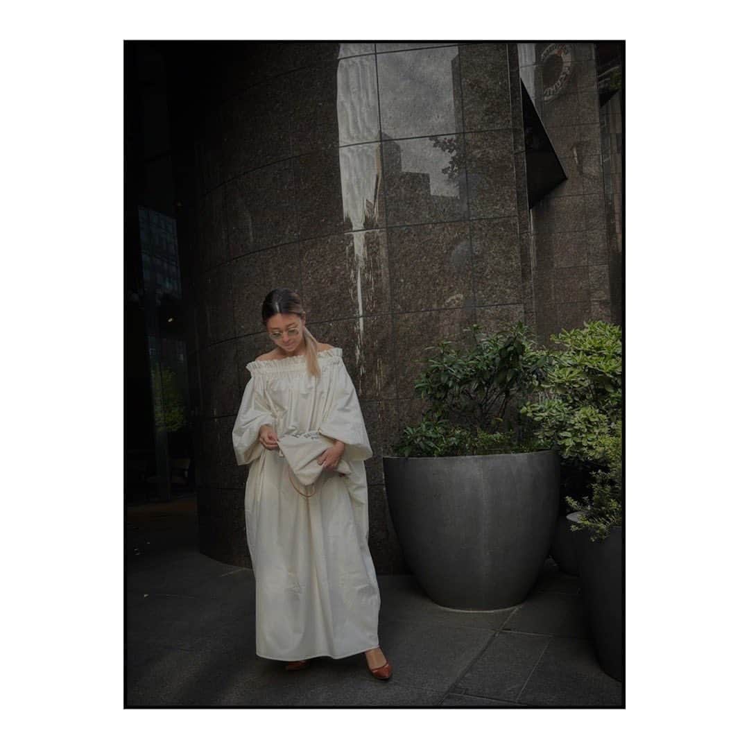 藤田敦子さんのインスタグラム写真 - (藤田敦子Instagram)「ㅤ  -——— MeisMe design × Atsuko Fujita Cotton gathered puff dress -———  この日のコーデは、珍しくヒール合わせ。 綺麗めもいけてありがたや😍  そんなこちらのワンピース、 @meisme_design の4月末のPOP UPで 再販売(受注です)できることになりました。 手に取っていただけるいい機会なので よろしければ是非 @aki_nine のところに 足を運んでみてくださいね✨  《Date》 4/29（土）12:00〜18:00 4/30（日）11:00〜18:00  《ADDRESS》 東京都港区北青山3-6-19 バイナリー北青山2F (表参道駅 B2出口より 徒歩1分  また、そのタイミングに合わせて 好評につきオンラインストアも再び オープンできることになりました。 受付は1週間です👍 ㅤㅤ 《Date》 4/29（土）12:00〜5/5（金）23:59  《at》 @meisme_design online store   《Color》 Black／White／Grege  《Price》 ¥23,800-（tax in） ㅤㅤ ㅤ #akiatsuko #meismeatsukofujita #meisme_design #blendaoutfit」4月24日 20時53分 - blenda0305