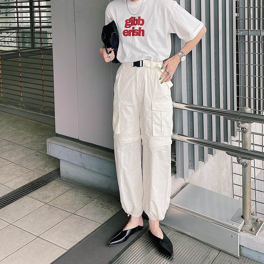 maai0528のインスタグラム：「〻👩🏻‍🦳🐩🥛⛸️ ａll ｗhite‥💭 ホワイトの中に 赤ロゴがポイントになって かわいいな〜。 ． ． ．  #work  #MOUSSY #sly_fav  #SHELTTERSELECT」