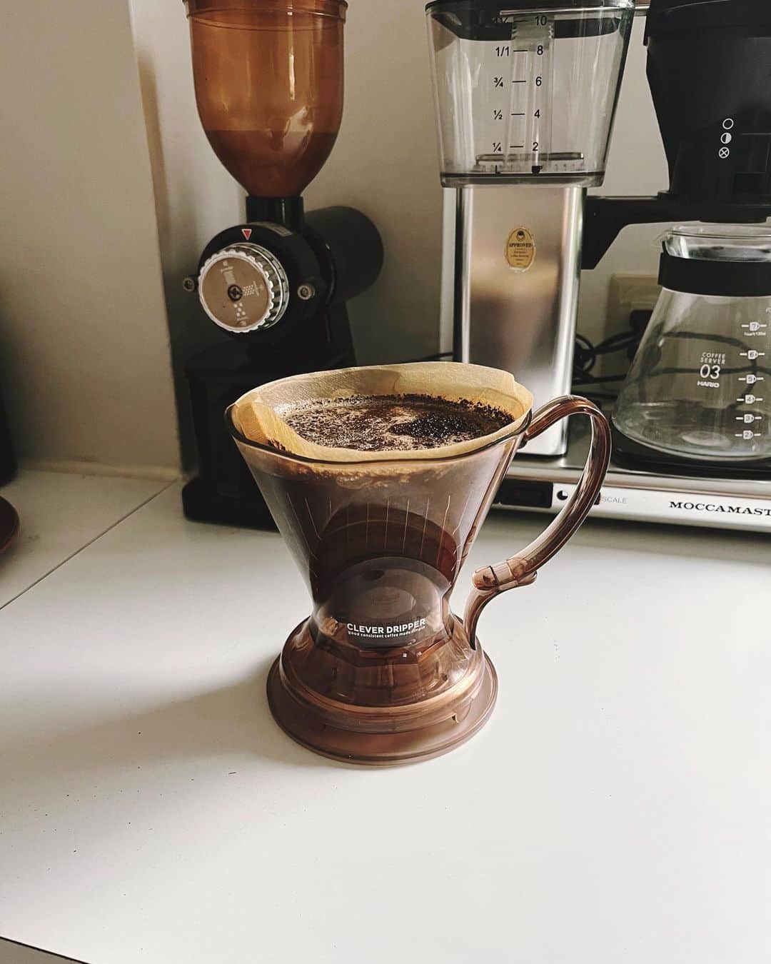 大田由香梨さんのインスタグラム写真 - (大田由香梨Instagram)「Coffee Time☕️  最近のお気に入りは、日々香りを変えてCoffeeを楽しむこと。  HawaiiのLION CoffeeのKonaやChocolate、hazelnutなどなど  朝のこの時間が本当に幸せです。  我が家は @rep_nao  がGiftでくれた　Organic Coffe 豆と、 @hasu_cafe のCoffeeがレギュラーCoffee☕️  ドリップには、昔から　Clever Coffeeを使っています。  お湯の中で豆が泳いで、1-２分待ってからカップにそのまま乗せると、下からドリップコーヒーが落ちます。  なんともコクのある香り高いコーヒー☕️  家で淹れるコーヒーが一番なのではないかと思う今日この頃。  きっとみんなそう思っているよね😂❤️  至福の時間☕️」4月24日 20時49分 - otayukari