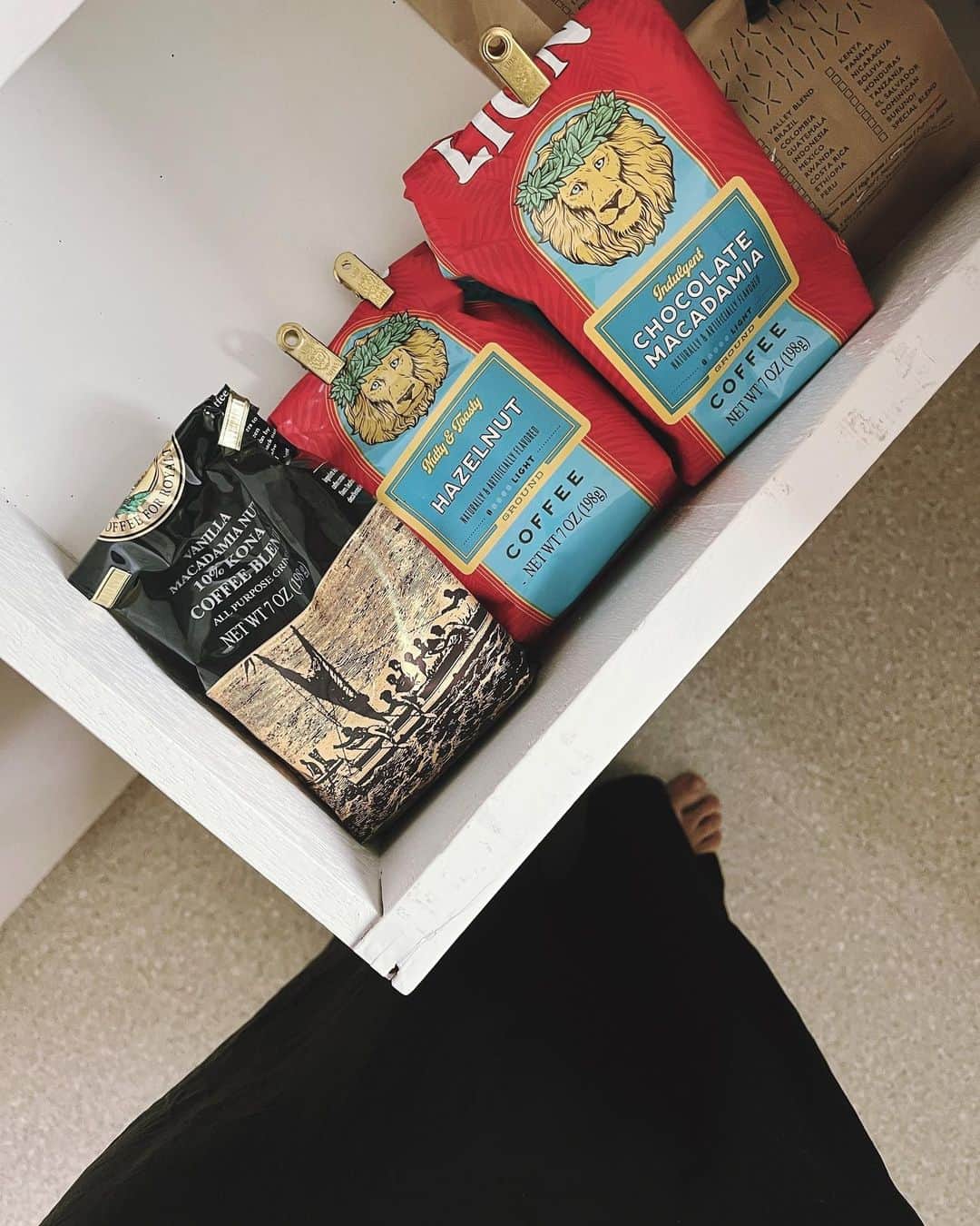 大田由香梨さんのインスタグラム写真 - (大田由香梨Instagram)「Coffee Time☕️  最近のお気に入りは、日々香りを変えてCoffeeを楽しむこと。  HawaiiのLION CoffeeのKonaやChocolate、hazelnutなどなど  朝のこの時間が本当に幸せです。  我が家は @rep_nao  がGiftでくれた　Organic Coffe 豆と、 @hasu_cafe のCoffeeがレギュラーCoffee☕️  ドリップには、昔から　Clever Coffeeを使っています。  お湯の中で豆が泳いで、1-２分待ってからカップにそのまま乗せると、下からドリップコーヒーが落ちます。  なんともコクのある香り高いコーヒー☕️  家で淹れるコーヒーが一番なのではないかと思う今日この頃。  きっとみんなそう思っているよね😂❤️  至福の時間☕️」4月24日 20時49分 - otayukari