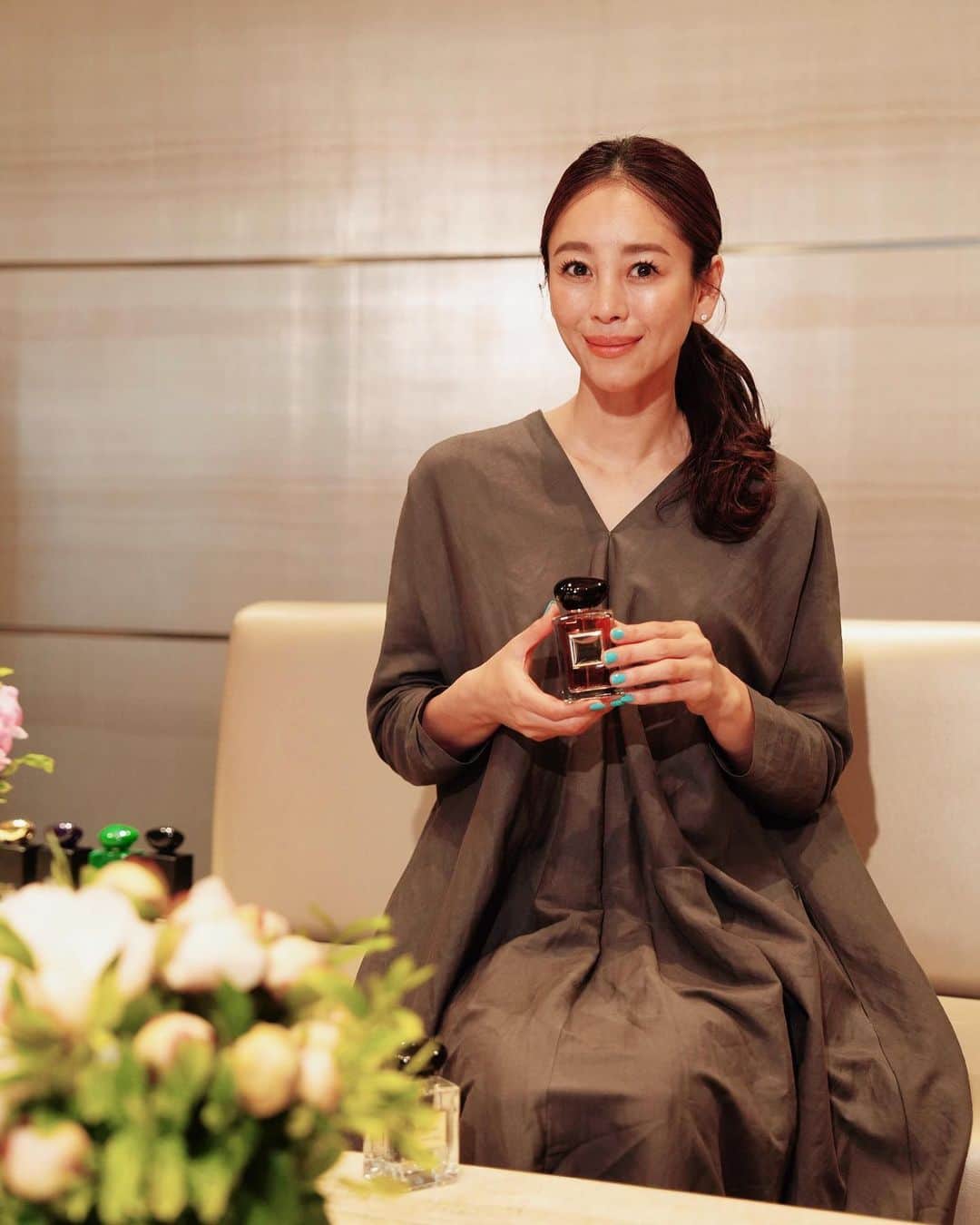 大桑マイミのインスタグラム：「ARMANI beauty のフレグランスコレクション「ARMANI / PRIVE - アルマーニ プリヴェ」　ワークショップイベントへ行ってまいりました。「アルマーニ プリヴェ」フレグランスコレクション 「ピヴォワンヌ スジョ」「ユーロン」や「サンタルダンシャ」など、素晴らしい香りの世界に浸らせていただきました。　どれもはあ〜と🤍心が奪われていく。一瞬にして旅に連れていってくれる感覚。  特にピヴォワンヌ スジョのピオニーと2種のローズ を融合させて優雅な華やかな香りに引き込まれました。 主人や母の日のプレゼントにもぴったり。 則武 順二さんによるピオニーを使ったフラワーアレンジメントワークショップも体験させていただいて 優雅な贅沢な時間を過ごさせていただきました。  #Armanibeauty #ArmaniPrive #Fragrance #PR」