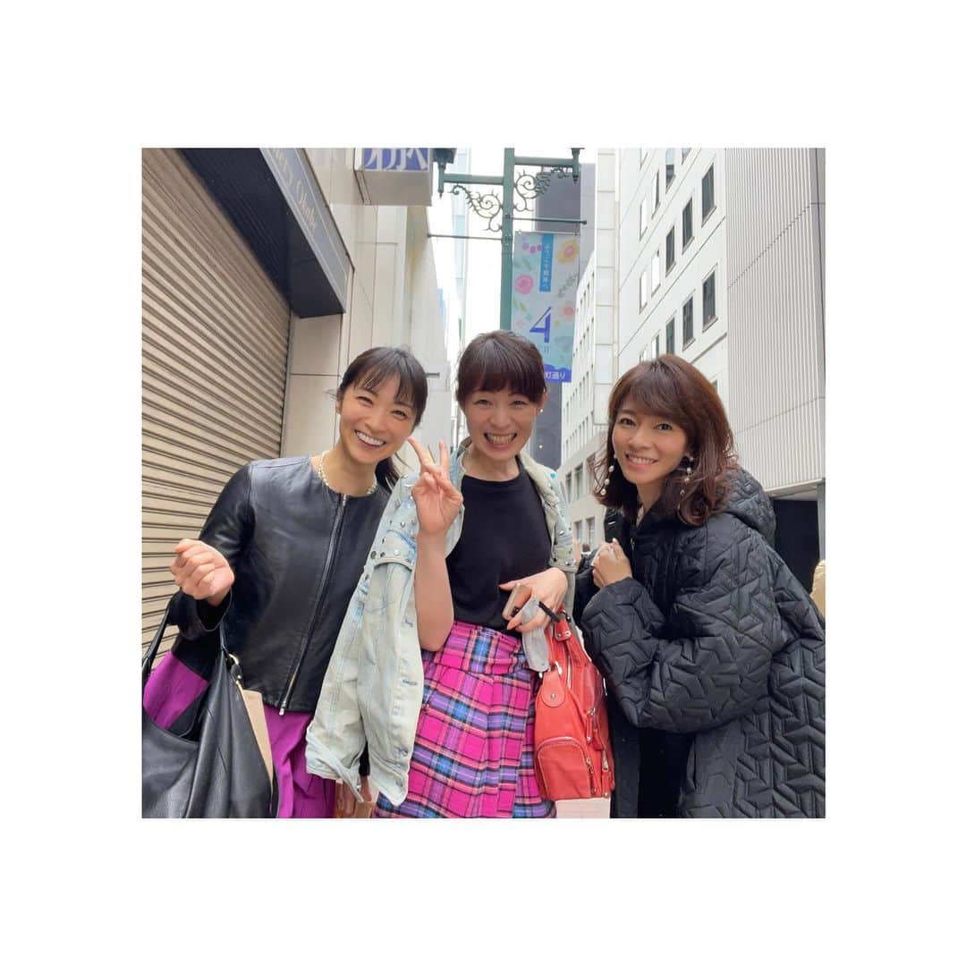 前田真理子のインスタグラム：「一時帰国中のお友達に会い 驚きの出来事に、赤面。 笑い転げた週末でした！」