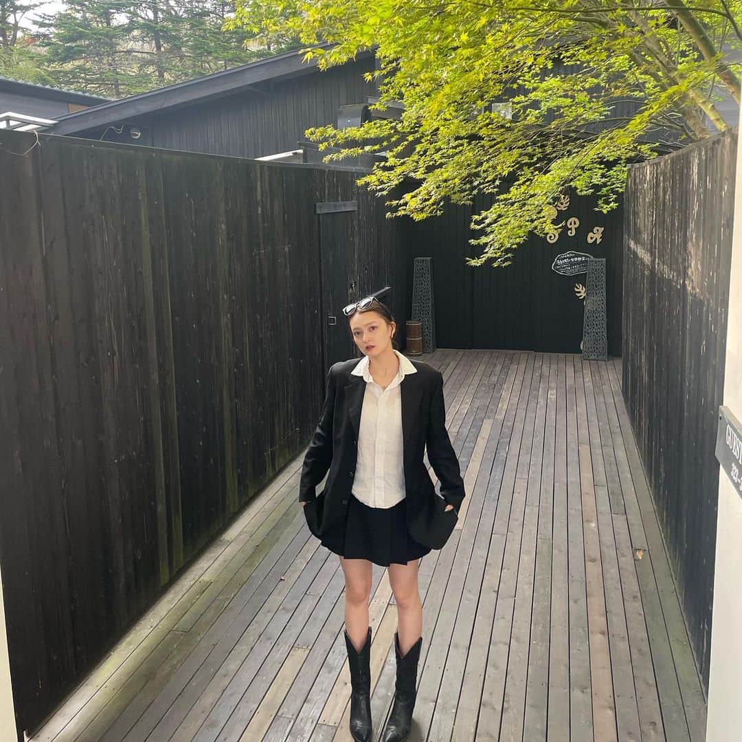 モニカさんのインスタグラム写真 - (モニカInstagram)「🍀🍀🤍 . 写真撮る習慣なくて全然最近撮らない、 なんかいい案ないですか！ .  #自然  #🍀❤️ #スーツ  #テーラードジャケット  #テーラードジャケットコーデ  #ファッション  #fashion  #japan  #japantravel #軽井沢  #軽井沢旅行」4月24日 20時51分 - _monica_1121