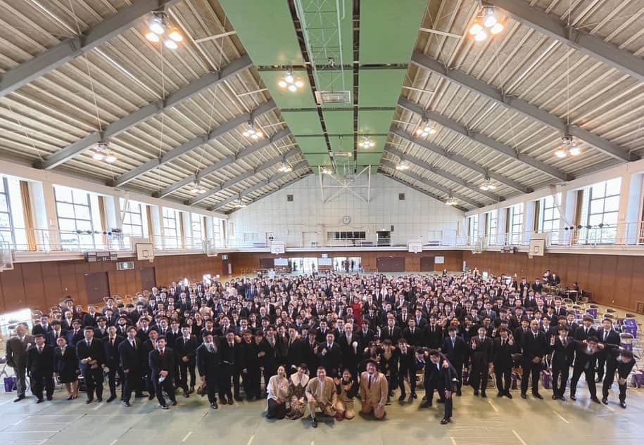 HIPPYのインスタグラム：「56年の歴史に幕 広島国際学院大学 最後の卒業式  卒業生にとって 入学してから閉校が決まり コロナ禍も相まって思っていた学生生活とは違うものだったかもだけど 最後まで走り抜け生徒代表の挨拶には感謝が綴られた  学校側も卒業生を全力で送るべく 映像や司会（中島さん井上さん）にライブにはMebius 袖から見てても豪華で最後を締め括るべく ど緊張の中、泥臭く歌わせていただきました！  卒業生も保護者も先生方も輪になり 時に生徒がステージに上がり 音が止まっちゃうトラブルは皆で歌ってみたり 僕自身もとても思い出に残るステージとなりました。  初めて学祭にライブ（HY）を見に行ったこの場所 TEEの前座で出演させてもらったこの場所 念願の学祭オファーはコロナ禍で無観客配信LIVE ようやくライブというライブができたこの場所  広島国際学院大学が広島にあって本当によかった あの日の卒業生の笑顔が、各地で未来に咲き誇っていってほしいです  思い出は心の中に またお会いしましょう！」