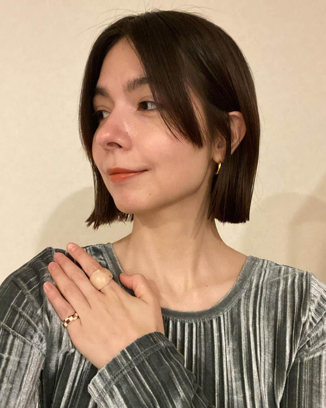 瀬奈ユウリさんのインスタグラム写真 - (瀬奈ユウリInstagram)「髪切ったぜ〜〜💇‍♀️✨✨ (ただいま〜！おかえり〜！ひさしぶり〜！) ✂︎✂︎✂︎ @praha_ohkawa ✂︎✂︎✂︎ 大川大先生ありがとうございます🐅💯  まじで全てはサイクルじゃな〜〜🤸‍♀️💈💫 何卒、どうぞよろしくお願い致します🌷  #ミニボブ #ボブ #ボブヘア #近影 この手なんだろうね」4月24日 20時51分 - yuuri_sena