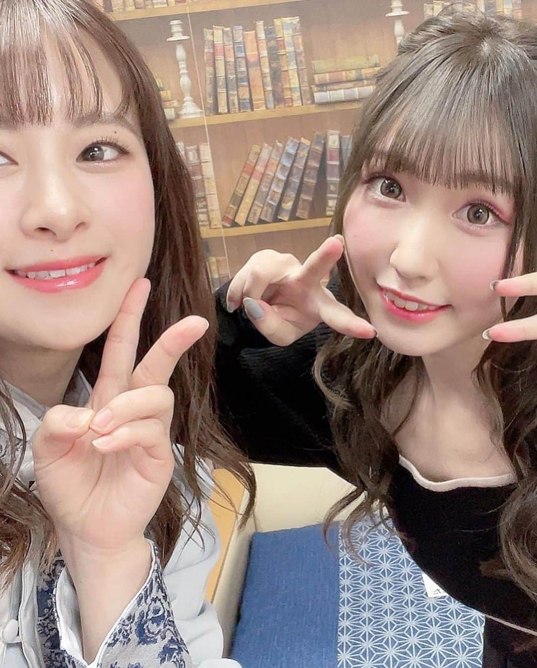 前田佳織里さんのインスタグラム写真 - (前田佳織里Instagram)「先日は長瀞さん 公開録音ありがとうございました！✨ またゲストで出演させて頂けて嬉しかったです！ 笑いすぎて最高なイベントになりました☺️ すみぺさんもあいにゃさんも一緒に話してて本当に楽しくて、あっという間な素敵時間でした〜✨ 8月のイベントもよろしくお願いします！ すみぺさんから頂いたシャンパン飲む時がウキウキです〜！🥰大切にのみます！  折原役 前田佳織里🐶  #長瀞さん  #公開録音  #誕生日プレゼント」4月24日 21時02分 - maedakaori_official