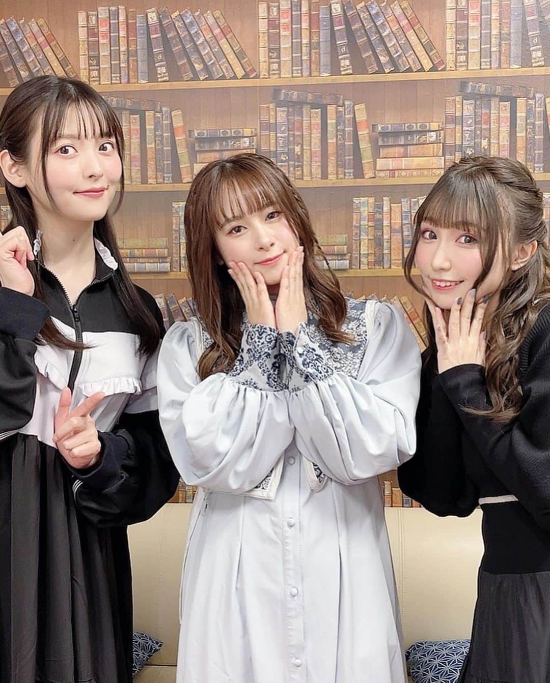 前田佳織里さんのインスタグラム写真 - (前田佳織里Instagram)「先日は長瀞さん 公開録音ありがとうございました！✨ またゲストで出演させて頂けて嬉しかったです！ 笑いすぎて最高なイベントになりました☺️ すみぺさんもあいにゃさんも一緒に話してて本当に楽しくて、あっという間な素敵時間でした〜✨ 8月のイベントもよろしくお願いします！ すみぺさんから頂いたシャンパン飲む時がウキウキです〜！🥰大切にのみます！  折原役 前田佳織里🐶  #長瀞さん  #公開録音  #誕生日プレゼント」4月24日 21時02分 - maedakaori_official