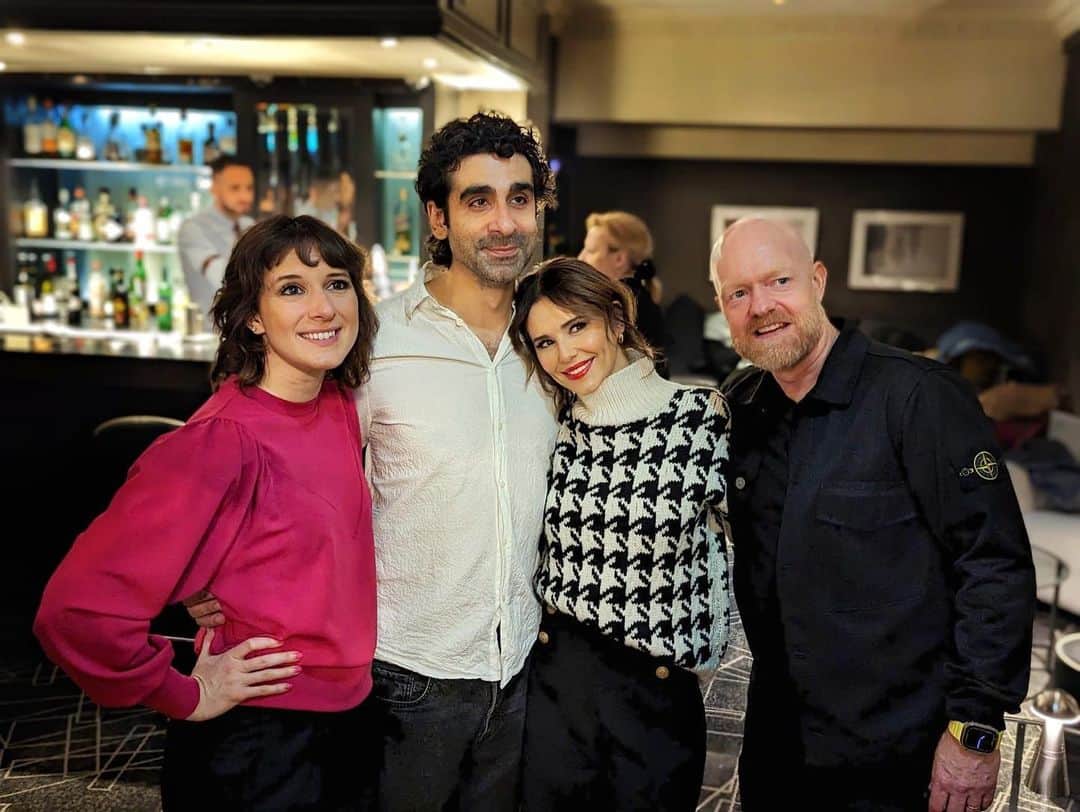 シェリル・コールのインスタグラム：「So .. that’s it 2:22 is done. And just like that a new adventure becomes a memory 💭 .. and what a memory it is. I have loved every second , every person ! . The director.. , All of our crew, the tech department Kate 🫶🏼..our understudies … everyone! They have all been so kind and amazing to me 🙏🏼 I will forever be grateful for all of you and this amazing experience. Lou, Scott , Jake 😭✨ I could not have asked for better cast members. I love you all lots 🥹 And YOU the audience , every single audience member you have been incredible. You have MADE my experience. Thank you from the bottom of my heart for being right there with us.. every single performance. Thank you for all the love & support.. ( & gifts. Lots of gifts 😯🥰 )  thanks for embarking on this new and wonderful experience with me 🥰 Jenny, Sam, Lauren and Ben. I’m gonna miss you 🥹 👻」