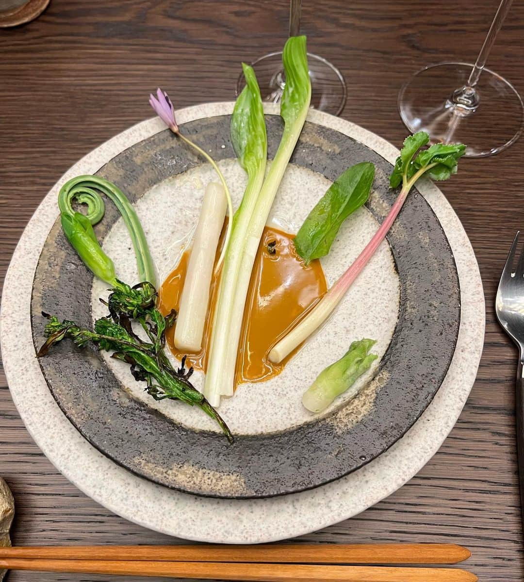 原口篤子さんのインスタグラム写真 - (原口篤子Instagram)「デンマークのミシュランレストラン noma の京都のポップアップレストランに行って来ました。 どれも地産のお野菜が多いメニューだけど見た目とびっくりするくらい意外な味。 SDGSに拘った食材。 美味しかったです。 皿数が多くて全ては載せられないけど 伝わるかなぁ… #michelin」4月24日 21時03分 - atsuko_dualview