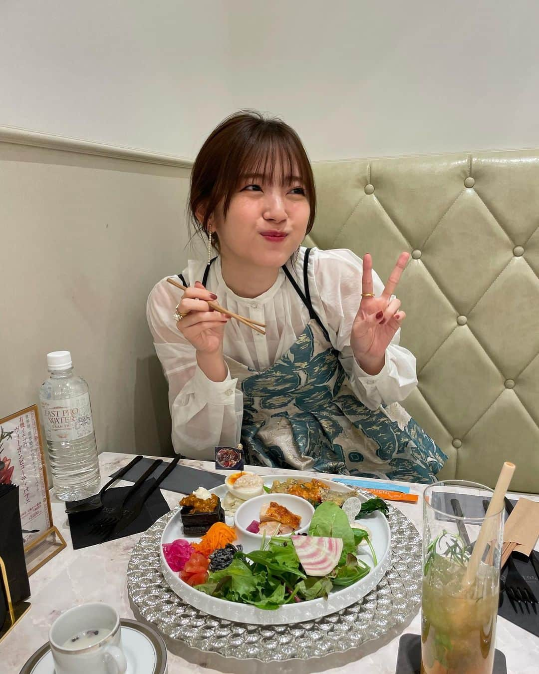 鈴木愛理さんのインスタグラム写真 - (鈴木愛理Instagram)「✴︎  トークショー&魅惑のいちごパフェ会🍓 @prolabo_cafe  @estheprolabo_official  ⁡ ありがとうございました😌✨ いつも愛用させていただいているメーカーさんとお仕事ができるのはとっても嬉しかったです！ ⁡ そして無農薬のイチゴ、乳製品や白砂糖を使わないで作った苺パフェ、ココナッツの香りが好きすぎて、んまーー美味しすぎた！🤤 ペロリと食べちゃいました😎 ⁡ トークショー前に食べた 究極のインナービューティープレートも 信じられない美味しさでした。 オーガニックなのに、それを感じさせない美味しさ。長生きしてほしいなと願う両親にも、食べさせてあげたいです😌✨ ⁡ 身体に取り入れているものの話をトークショーで伝える機会ってなかなかなかったから、ドキドキしたけど少しでもタメになっていたらなぁと思います。 ⁡ 29歳、自分の身体にも優しく。 サプリメントひとつ、お水ひとつでも 納得できるものを取り入れたい。 そんな年齢になってきたなぁと実感した日でした。 ⁡ パワーを届ける仕事として、自分もパワー全開で行かなくちゃね！！！！ ⁡ 参加してくださった皆様、ありがとうございました！！！ ⁡ blouse  @rumche_official camisole,pants  @murralofficial earring  @tree.accessory gold perl  ring  @kameemon30 gold ring  @loni_jewelry_  @harumi_showroom sandal  @charleskeith_jp ⁡ いちごのヘタイメージの衣装😌 お誕生日もお祝いしていただきました😭🫶 ありがとうございます！！！ #最近の衣装たち  #タベルスズキ 笑」4月24日 20時55分 - airisuzuki_official_uf