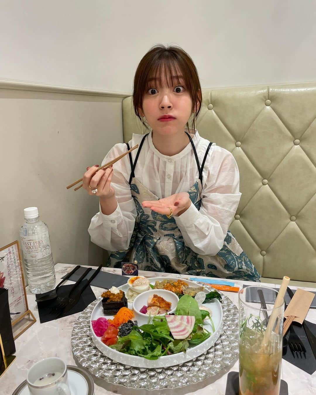 鈴木愛理さんのインスタグラム写真 - (鈴木愛理Instagram)「✴︎  トークショー&魅惑のいちごパフェ会🍓 @prolabo_cafe  @estheprolabo_official  ⁡ ありがとうございました😌✨ いつも愛用させていただいているメーカーさんとお仕事ができるのはとっても嬉しかったです！ ⁡ そして無農薬のイチゴ、乳製品や白砂糖を使わないで作った苺パフェ、ココナッツの香りが好きすぎて、んまーー美味しすぎた！🤤 ペロリと食べちゃいました😎 ⁡ トークショー前に食べた 究極のインナービューティープレートも 信じられない美味しさでした。 オーガニックなのに、それを感じさせない美味しさ。長生きしてほしいなと願う両親にも、食べさせてあげたいです😌✨ ⁡ 身体に取り入れているものの話をトークショーで伝える機会ってなかなかなかったから、ドキドキしたけど少しでもタメになっていたらなぁと思います。 ⁡ 29歳、自分の身体にも優しく。 サプリメントひとつ、お水ひとつでも 納得できるものを取り入れたい。 そんな年齢になってきたなぁと実感した日でした。 ⁡ パワーを届ける仕事として、自分もパワー全開で行かなくちゃね！！！！ ⁡ 参加してくださった皆様、ありがとうございました！！！ ⁡ blouse  @rumche_official camisole,pants  @murralofficial earring  @tree.accessory gold perl  ring  @kameemon30 gold ring  @loni_jewelry_  @harumi_showroom sandal  @charleskeith_jp ⁡ いちごのヘタイメージの衣装😌 お誕生日もお祝いしていただきました😭🫶 ありがとうございます！！！ #最近の衣装たち  #タベルスズキ 笑」4月24日 20時55分 - airisuzuki_official_uf