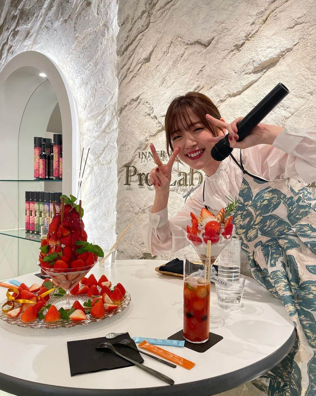 鈴木愛理さんのインスタグラム写真 - (鈴木愛理Instagram)「✴︎  トークショー&魅惑のいちごパフェ会🍓 @prolabo_cafe  @estheprolabo_official  ⁡ ありがとうございました😌✨ いつも愛用させていただいているメーカーさんとお仕事ができるのはとっても嬉しかったです！ ⁡ そして無農薬のイチゴ、乳製品や白砂糖を使わないで作った苺パフェ、ココナッツの香りが好きすぎて、んまーー美味しすぎた！🤤 ペロリと食べちゃいました😎 ⁡ トークショー前に食べた 究極のインナービューティープレートも 信じられない美味しさでした。 オーガニックなのに、それを感じさせない美味しさ。長生きしてほしいなと願う両親にも、食べさせてあげたいです😌✨ ⁡ 身体に取り入れているものの話をトークショーで伝える機会ってなかなかなかったから、ドキドキしたけど少しでもタメになっていたらなぁと思います。 ⁡ 29歳、自分の身体にも優しく。 サプリメントひとつ、お水ひとつでも 納得できるものを取り入れたい。 そんな年齢になってきたなぁと実感した日でした。 ⁡ パワーを届ける仕事として、自分もパワー全開で行かなくちゃね！！！！ ⁡ 参加してくださった皆様、ありがとうございました！！！ ⁡ blouse  @rumche_official camisole,pants  @murralofficial earring  @tree.accessory gold perl  ring  @kameemon30 gold ring  @loni_jewelry_  @harumi_showroom sandal  @charleskeith_jp ⁡ いちごのヘタイメージの衣装😌 お誕生日もお祝いしていただきました😭🫶 ありがとうございます！！！ #最近の衣装たち  #タベルスズキ 笑」4月24日 20時55分 - airisuzuki_official_uf