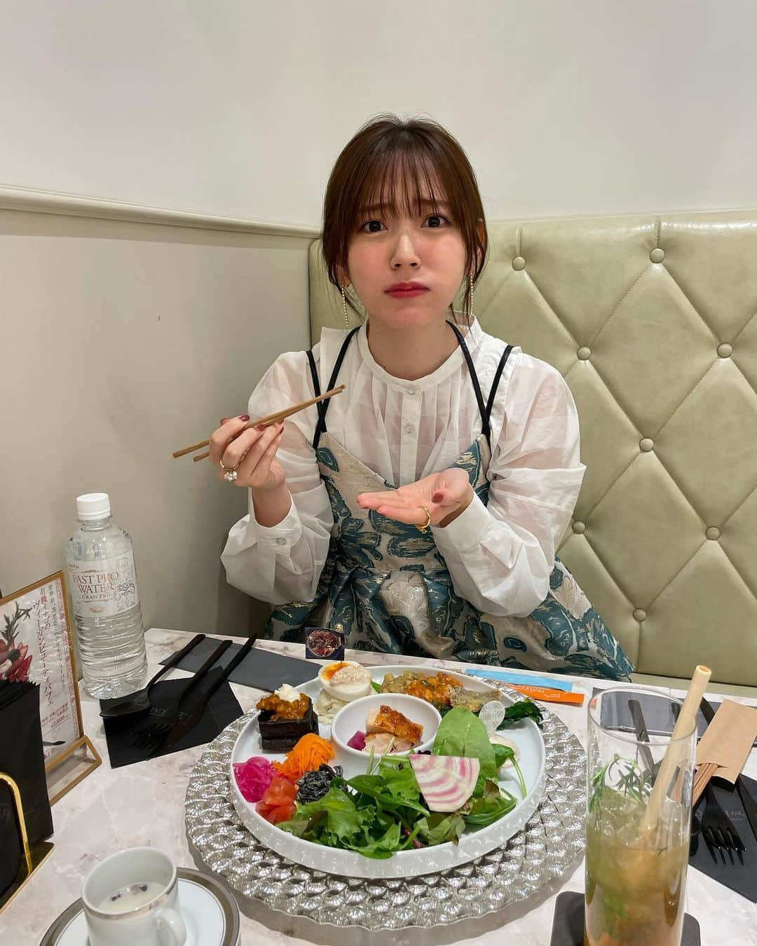 鈴木愛理さんのインスタグラム写真 - (鈴木愛理Instagram)「✴︎  トークショー&魅惑のいちごパフェ会🍓 @prolabo_cafe  @estheprolabo_official  ⁡ ありがとうございました😌✨ いつも愛用させていただいているメーカーさんとお仕事ができるのはとっても嬉しかったです！ ⁡ そして無農薬のイチゴ、乳製品や白砂糖を使わないで作った苺パフェ、ココナッツの香りが好きすぎて、んまーー美味しすぎた！🤤 ペロリと食べちゃいました😎 ⁡ トークショー前に食べた 究極のインナービューティープレートも 信じられない美味しさでした。 オーガニックなのに、それを感じさせない美味しさ。長生きしてほしいなと願う両親にも、食べさせてあげたいです😌✨ ⁡ 身体に取り入れているものの話をトークショーで伝える機会ってなかなかなかったから、ドキドキしたけど少しでもタメになっていたらなぁと思います。 ⁡ 29歳、自分の身体にも優しく。 サプリメントひとつ、お水ひとつでも 納得できるものを取り入れたい。 そんな年齢になってきたなぁと実感した日でした。 ⁡ パワーを届ける仕事として、自分もパワー全開で行かなくちゃね！！！！ ⁡ 参加してくださった皆様、ありがとうございました！！！ ⁡ blouse  @rumche_official camisole,pants  @murralofficial earring  @tree.accessory gold perl  ring  @kameemon30 gold ring  @loni_jewelry_  @harumi_showroom sandal  @charleskeith_jp ⁡ いちごのヘタイメージの衣装😌 お誕生日もお祝いしていただきました😭🫶 ありがとうございます！！！ #最近の衣装たち  #タベルスズキ 笑」4月24日 20時55分 - airisuzuki_official_uf