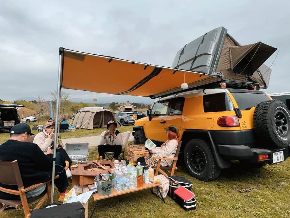 マルコスさんのインスタグラム写真 - (マルコスInstagram)「週末は久々のオフで、 ふもとっぱらで開催されたGOOUT JAMBOREEに参加してきた🌈  めちゃくちゃ楽しくて最高な時間やったー😆  @flex_dream さんでカスタムしてもらったFJがいい感じでしょ🥳  今年はFJでたくさんキャンプしたいなー⛺️  #goout #gooutjamboree #flexdream #マルコス　#camping」4月24日 20時56分 - marucos91