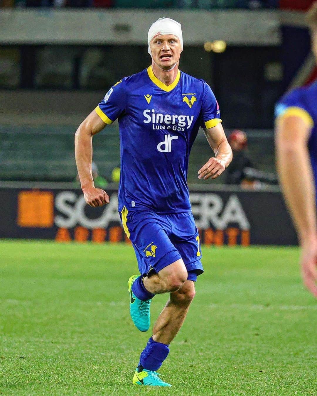 エラス・ヴェローナFCのインスタグラム：「𝐆𝐔𝐄𝐑𝐑𝐈𝐄𝐑𝐎 🇵🇱🟡🔵🤕」