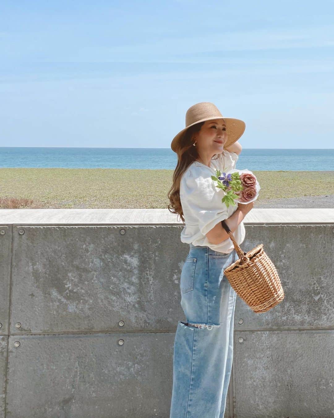 misatoのインスタグラム：「. 通っているお花屋さんが出店されると聞いて 久しぶりにマルシェ的なイベントに行きました🌷 ⁡ マルシェに行くとき なぜかカゴバッグを持ちたくなるよ🧸🧺 ⁡ ⁡ ⁡ すでに気分は夏なのに(毎年フライング気味w) ここ数日の寒さは… どうしたものか🥶 ⁡ 着たい服と着なくてはいけない服の ギャップがすごい🫤 ⁡ ⁡ ⁡ ⁡ #サンドレスムーン#sandlessmoon#ワンピース#大人ボヘミアン#ボヘミアン#ボヘミアンコーデ#海のある生活  #ママコーデ#ママファッション  #アラフォー #アラフォーコーデ #アラフォーママ #ボヘジョ」